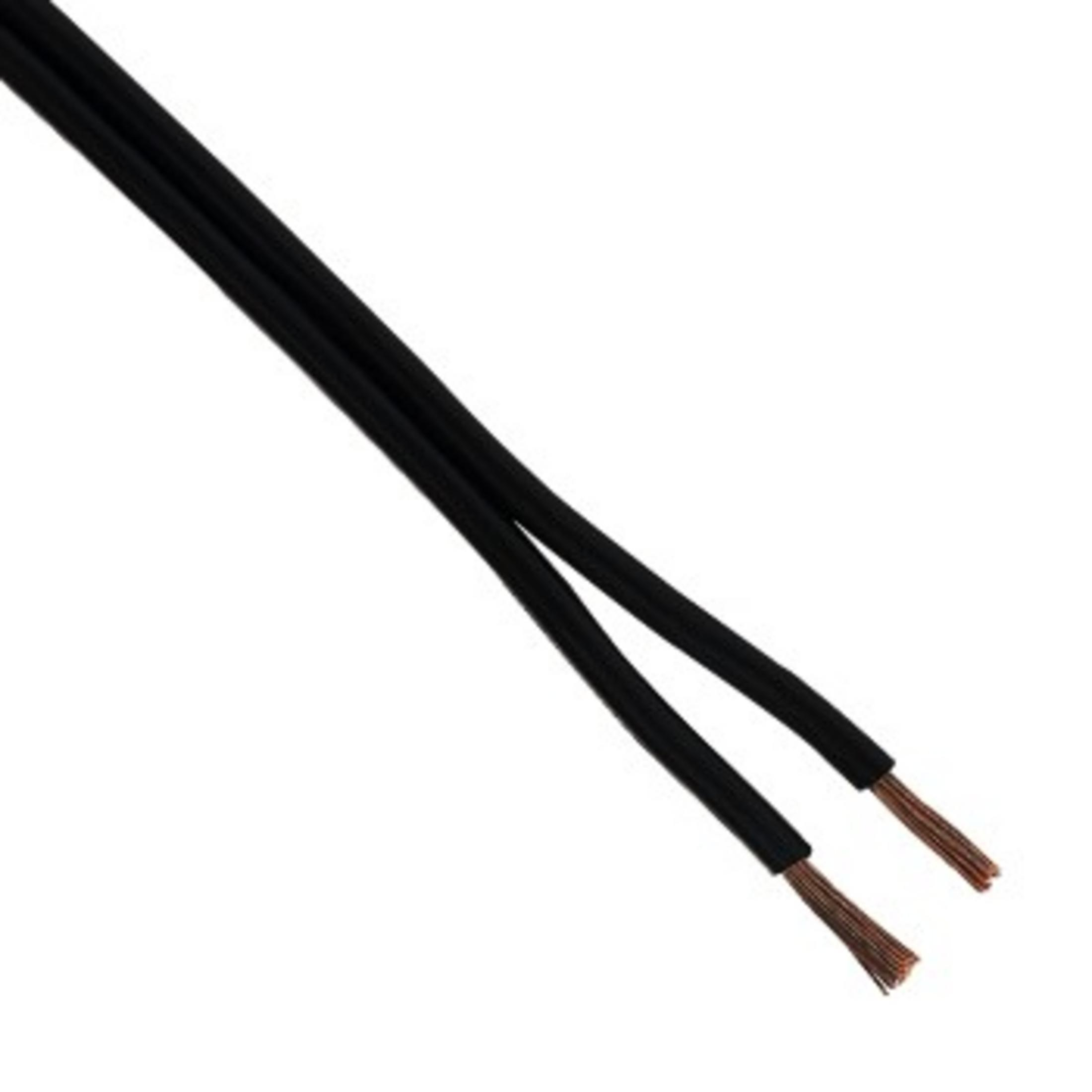 Zwei schwarze Elektrokabel mit Kupferenden auf weißem Hintergrund.