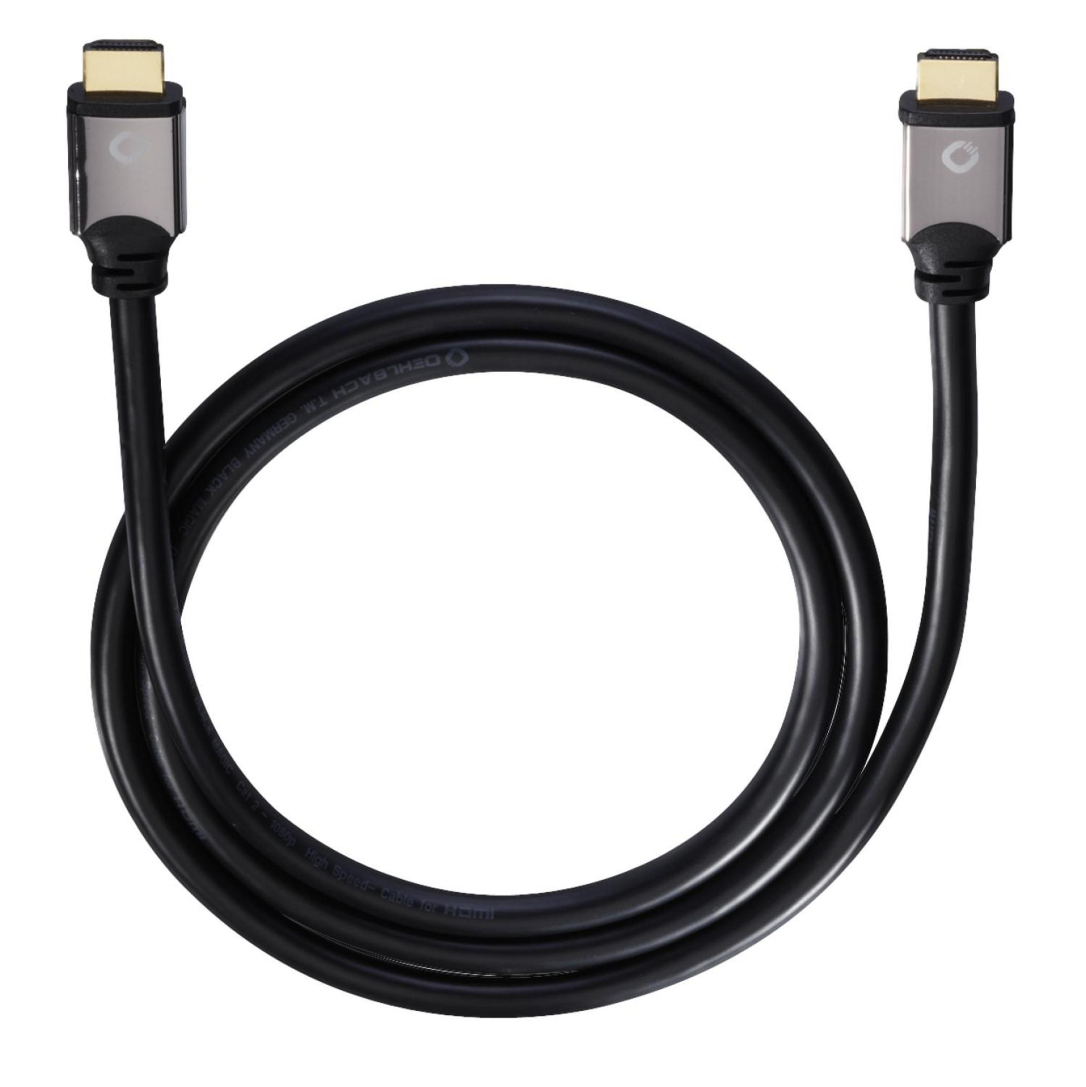 Schwarzes HDMI-Kabel mit silbernen Steckern, gebogene Form, weißer Hintergrund.