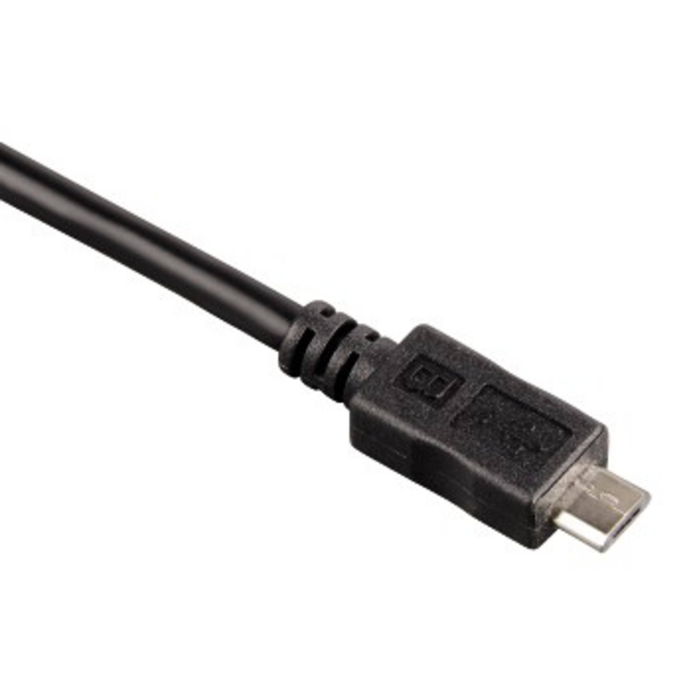 Primer plano de un conector de cable micro USB negro.