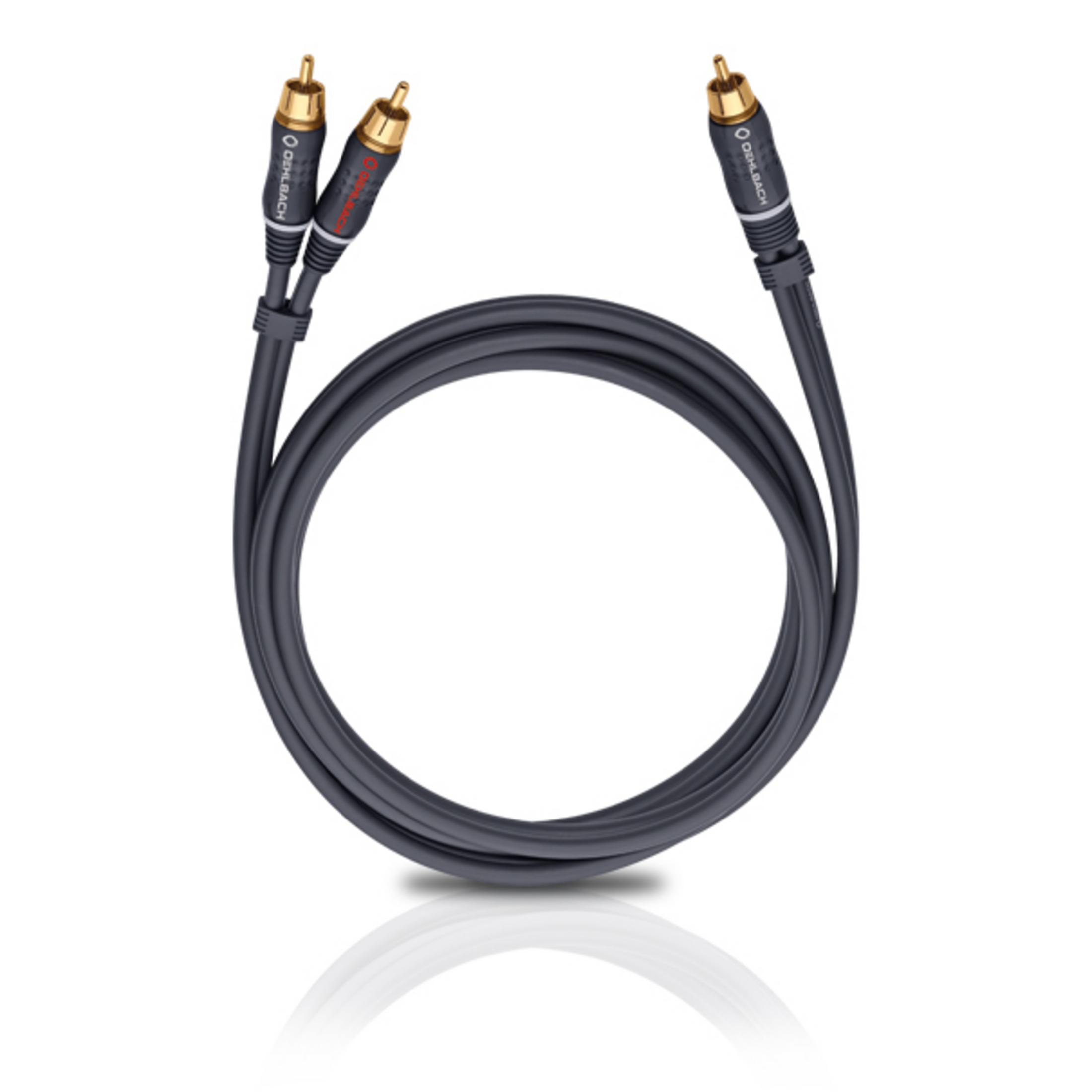 Schwarzes Audiokabel mit goldenen Steckern, auf weißem Untergrund aufgerollt, mit Reflexion.