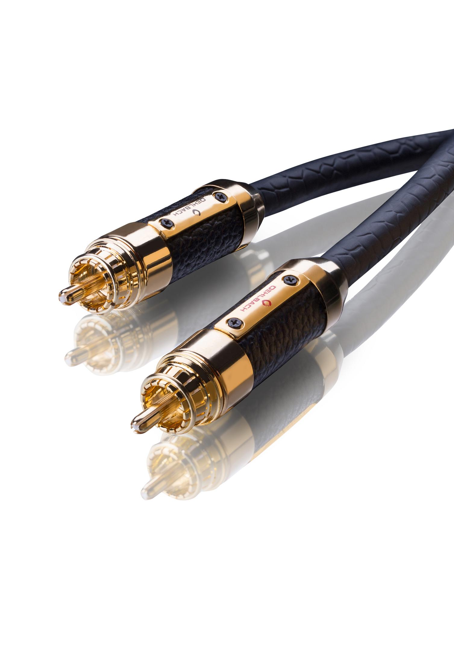 Zwei Cinch-Kabel mit goldenen Steckern und schwarzen Kabelmänteln, isoliert auf Weiß.