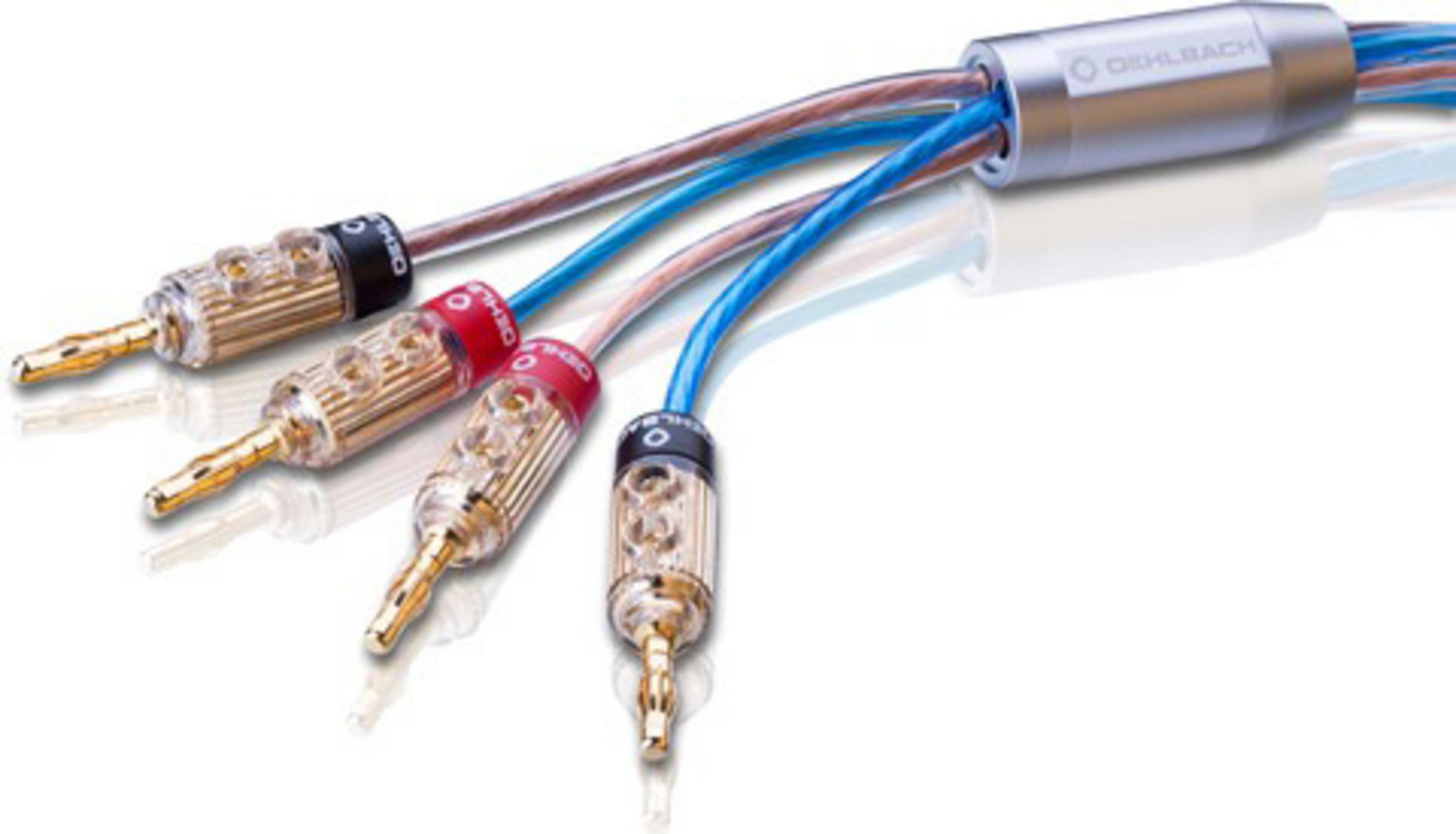 Satz Audiokabel mit mehreren Steckern, abgewinkelt, auf weißem Hintergrund.