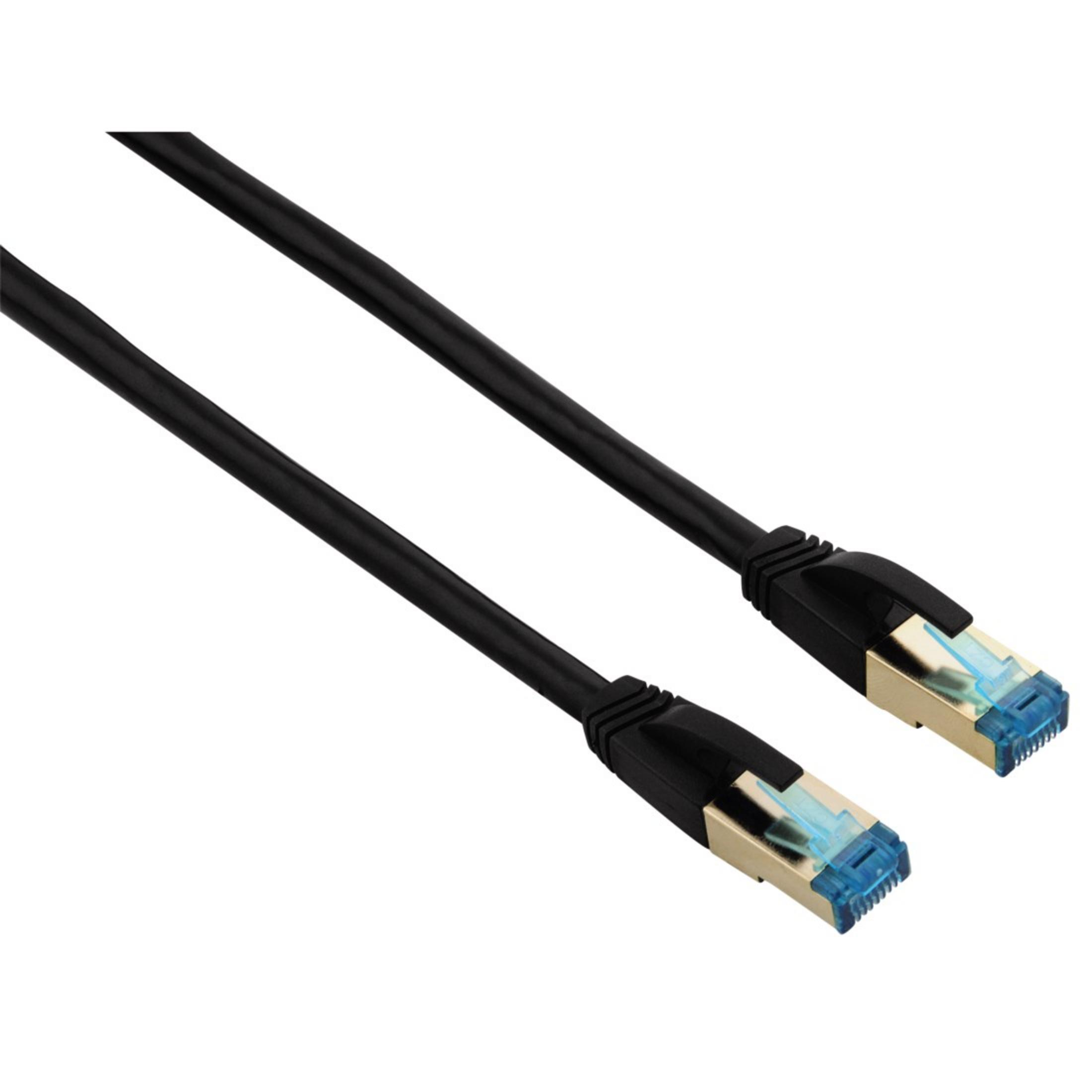 Zwei schwarze Ethernet-Kabel mit blauen Steckern liegen vor weißem Hintergrund.