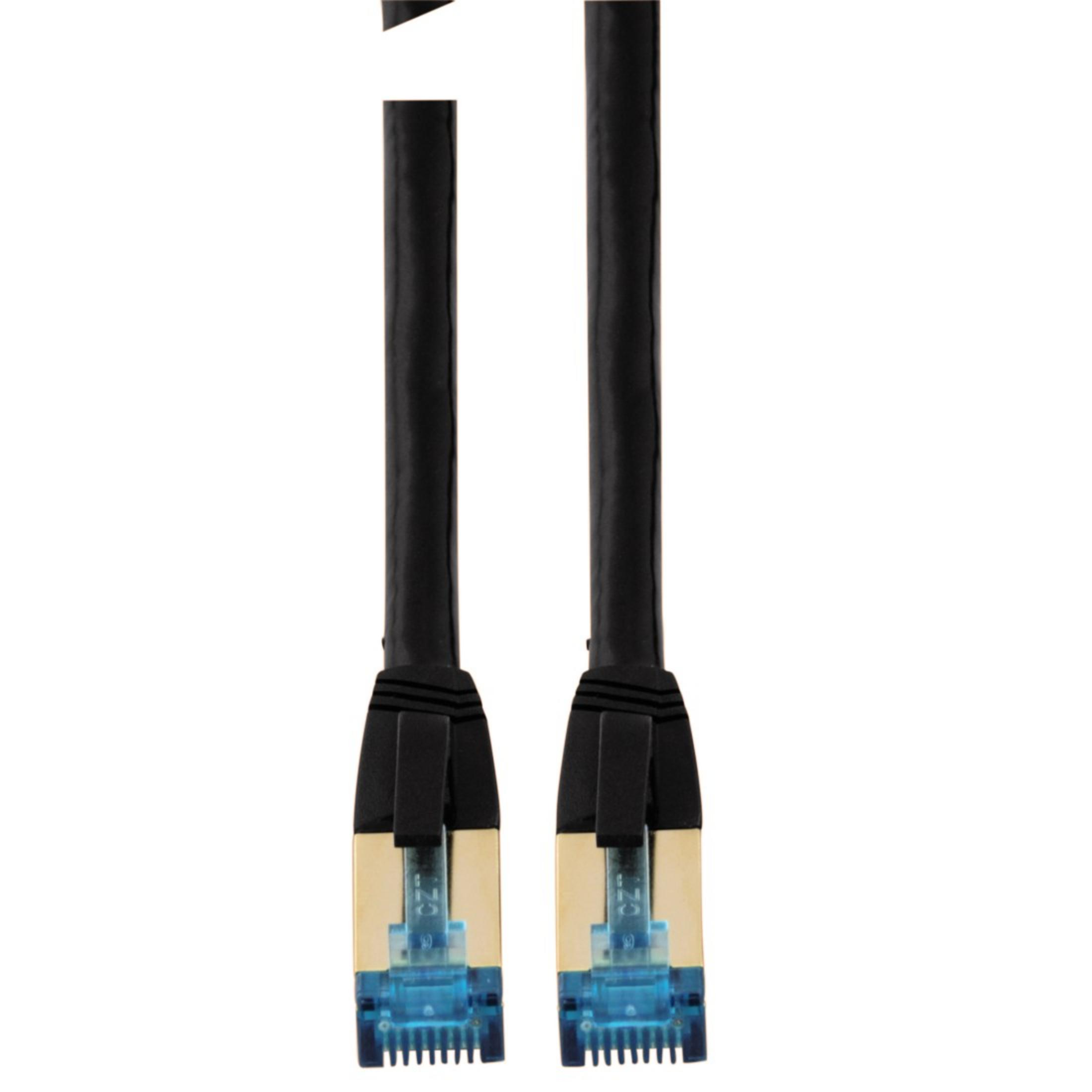 Zwei schwarze Ethernet-Kabel mit Gold- und Blaustickern. Weißer Hintergrund.