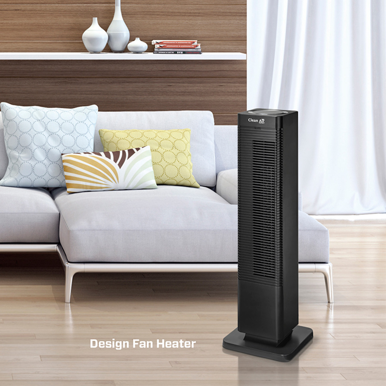 Chauffage ventilateur tour noir dans un salon. Il se trouve près d'un canapé blanc avec des coussins et une fenêtre avec des rideaux.