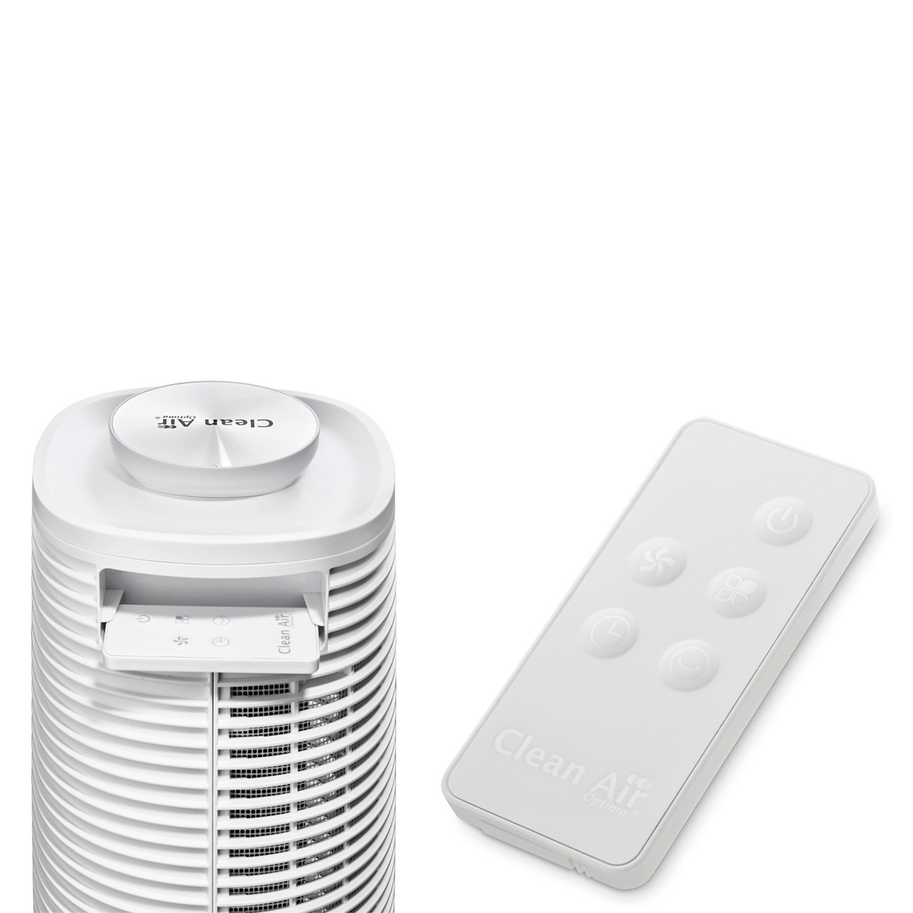 Un purificateur d’air blanc se dresse à côté d’une télécommande blanche sur un fond blanc uni.