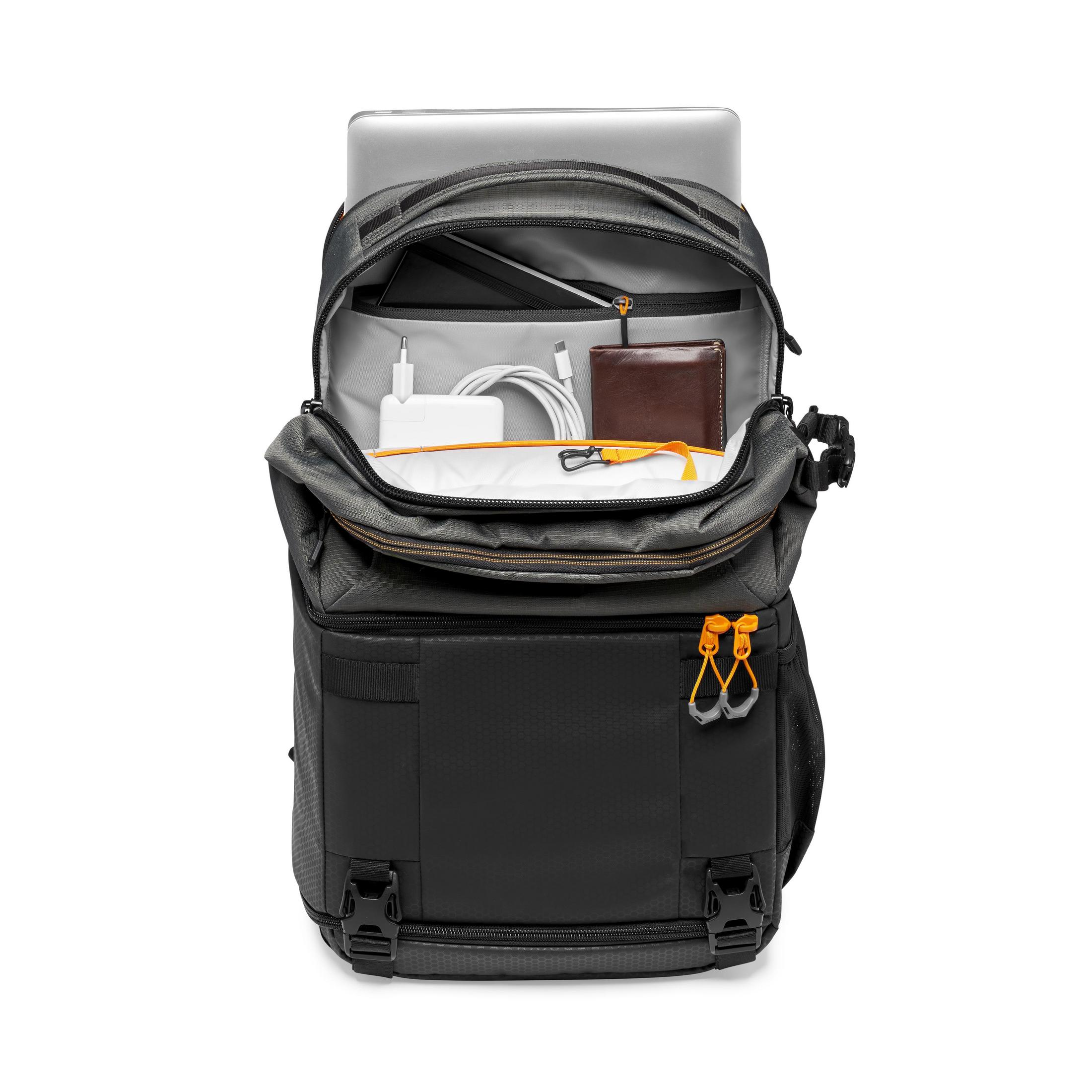 Sac à dos ouvert avec ordinateur portable, chargeur, portefeuille.