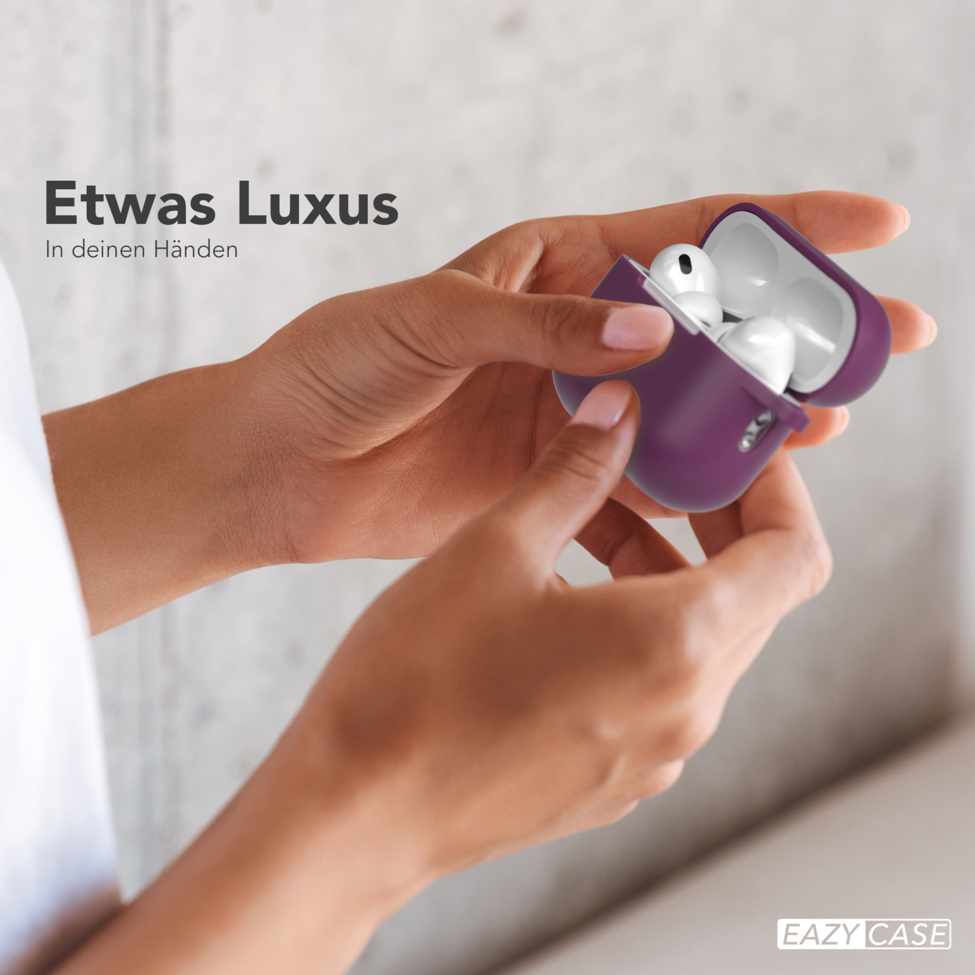 Hände halten eine lila Hülle mit weißen Ohrhörern. Text: 'Etwas Luxus' und 'In deinen Händen'.