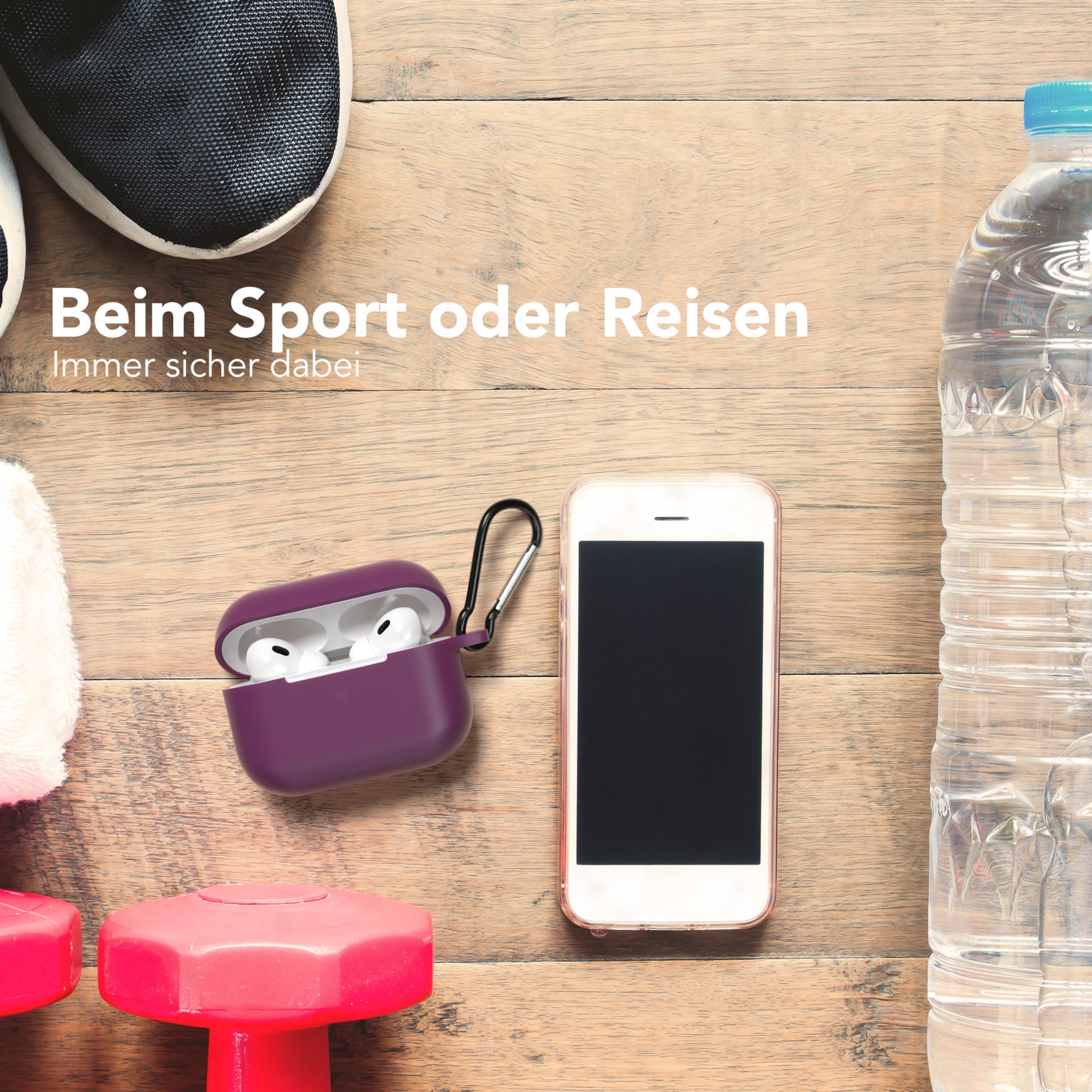 Lila Hülle mit weißen Ohrhörern, Telefon, Flasche und Gewichten auf Holz.