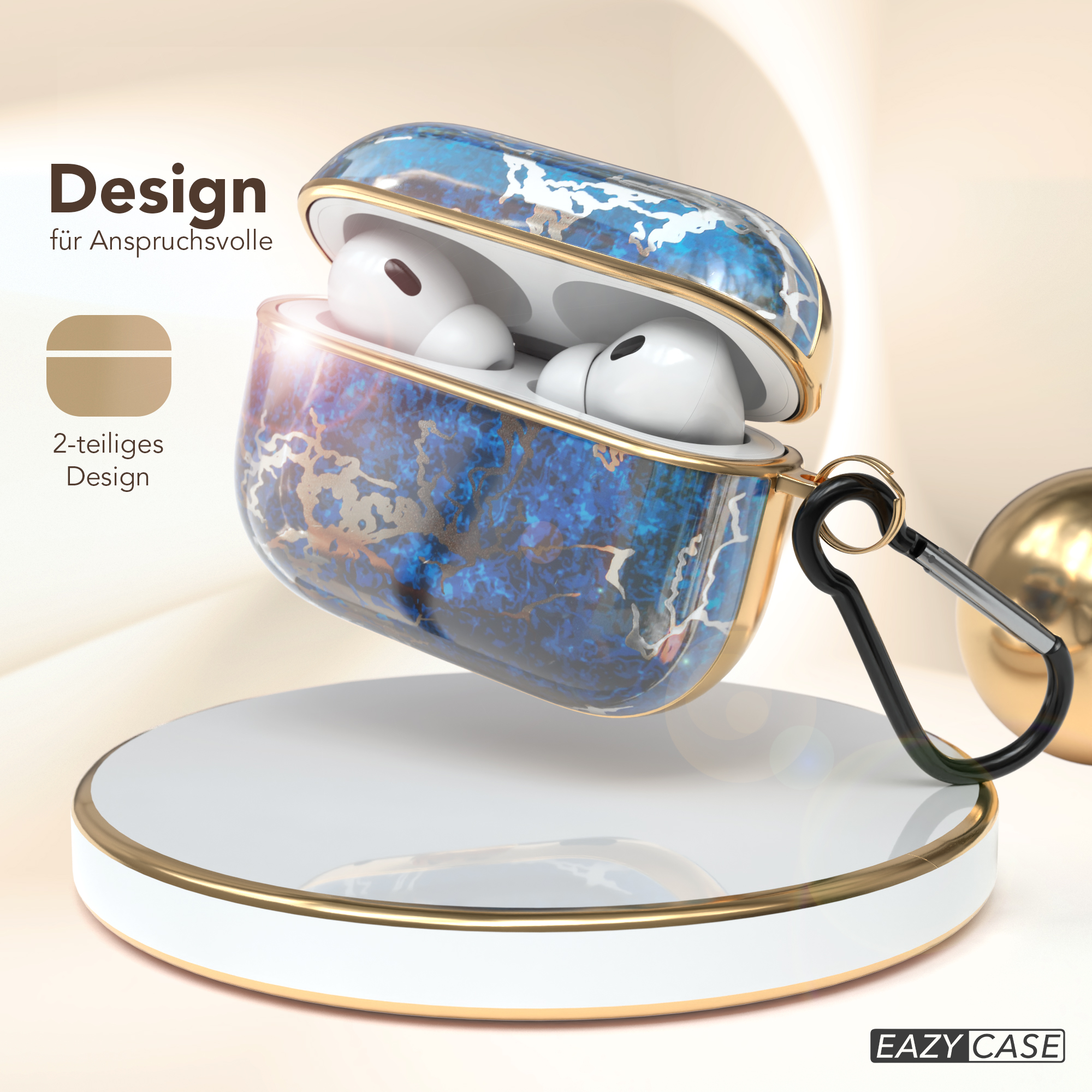 EarPods-Hülle mit blauem Marmor-Design, Goldbesatz und Karabiner an einem weißen Ständer.