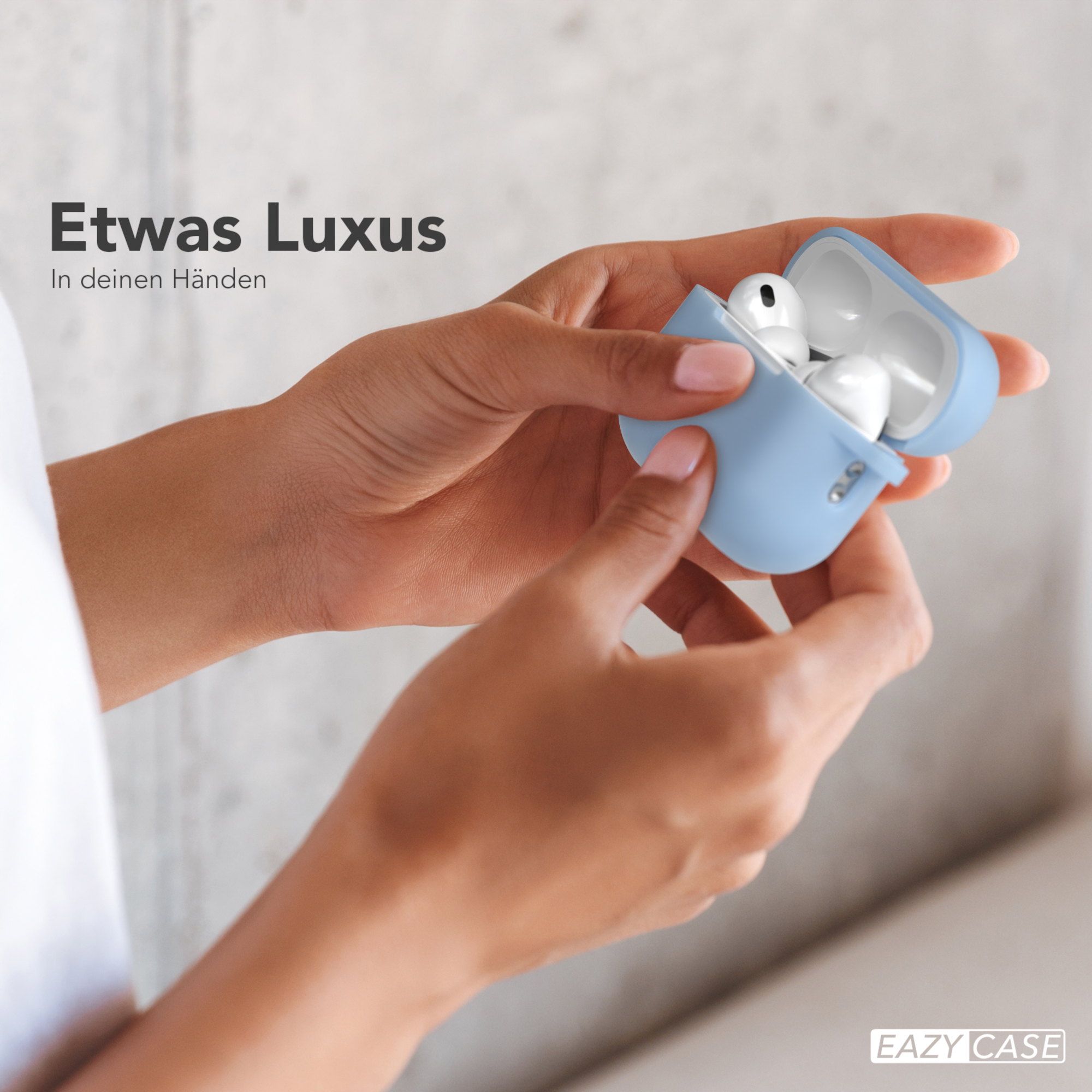 Hände halten eine hellblaue Hülle mit zwei weißen Ohrhörern offen. Text darüber lautet "Etwas Luxus".