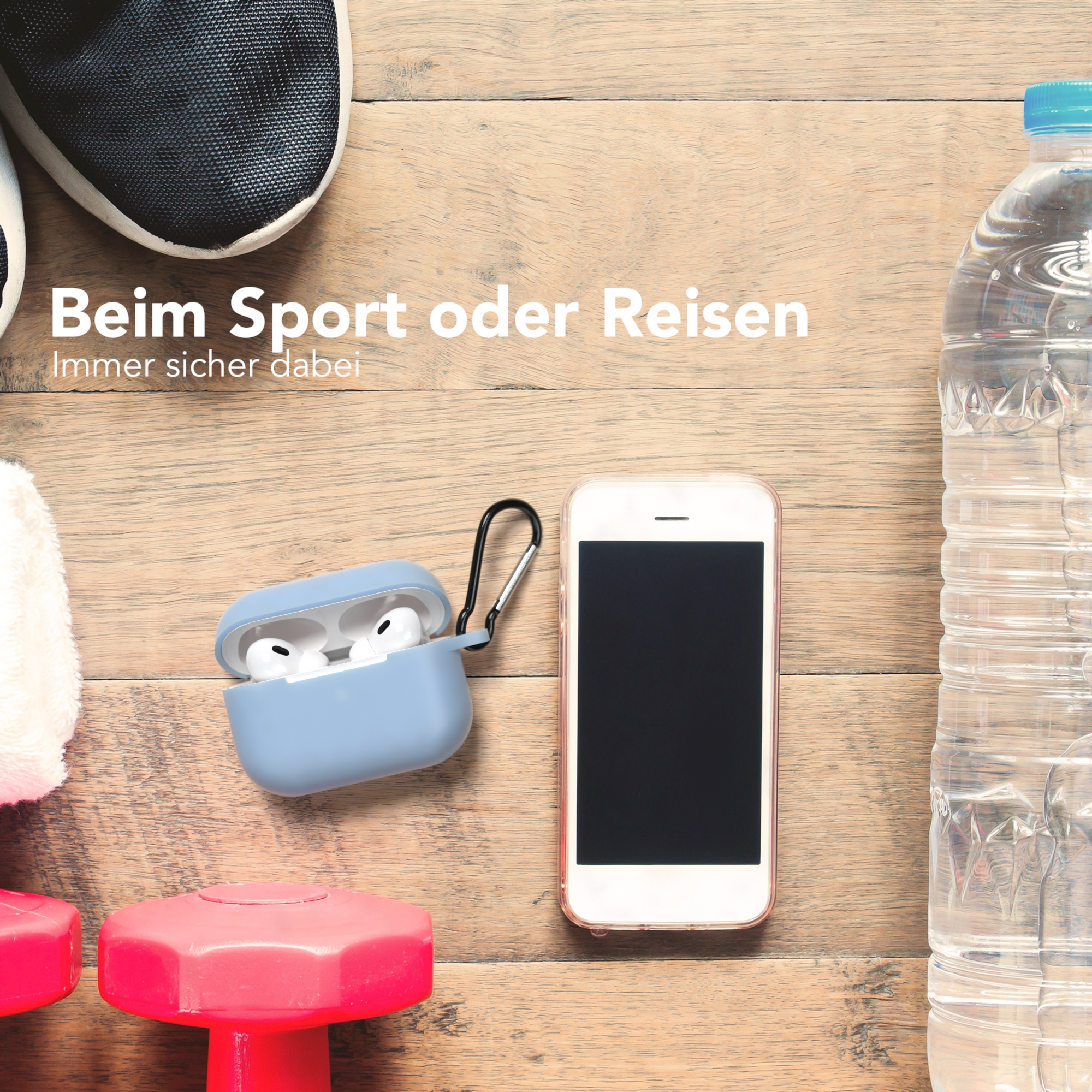 Telefon, Ohrhörer in einem Etui, Wasserflasche und rote Gewichte auf Holz. Text: Beim Sport oder Reisen, Immer sicher dabei.