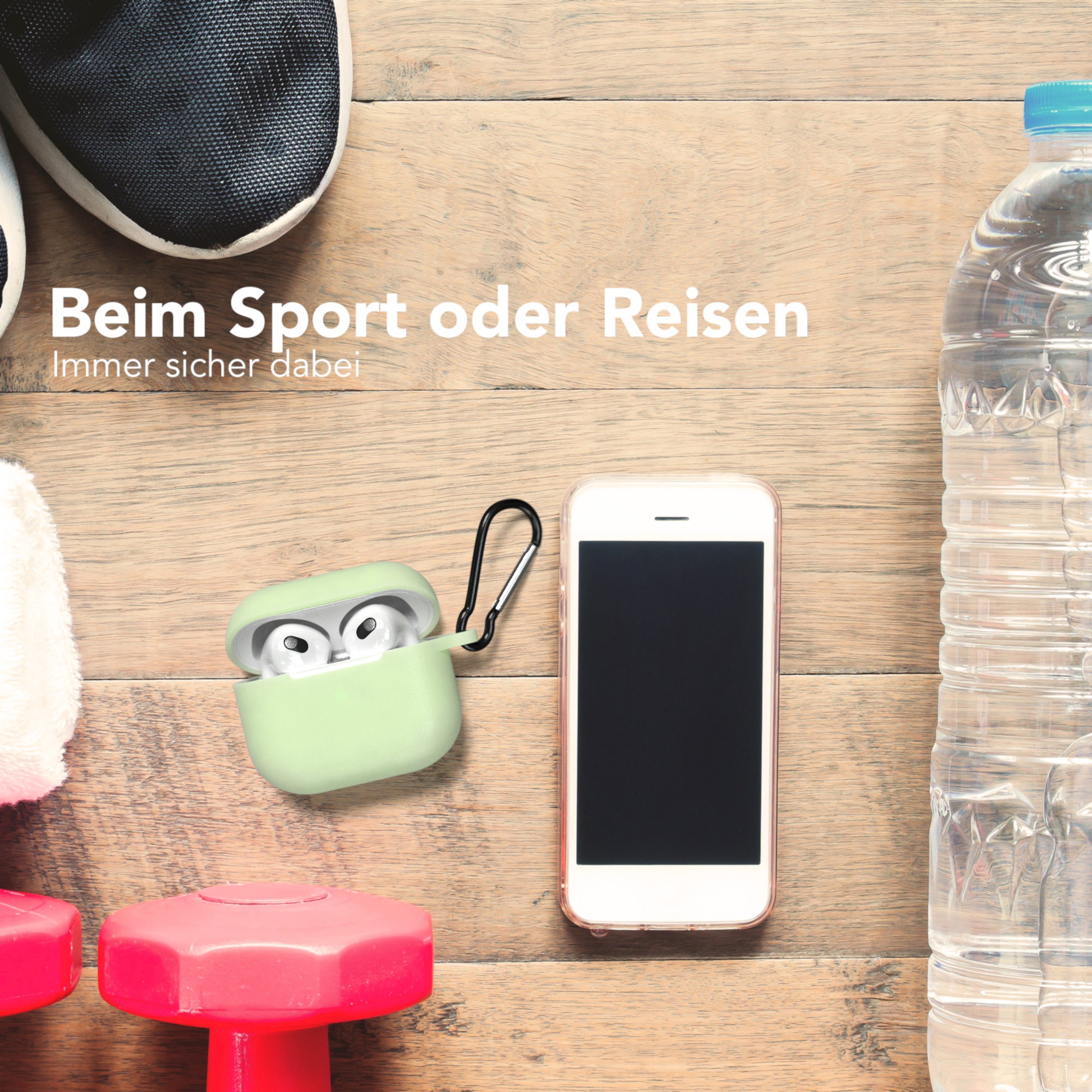 Ein Telefon und ein grünes AirPods-Etui neben einer Wasserflasche und Kurzhantel, auf Holz.