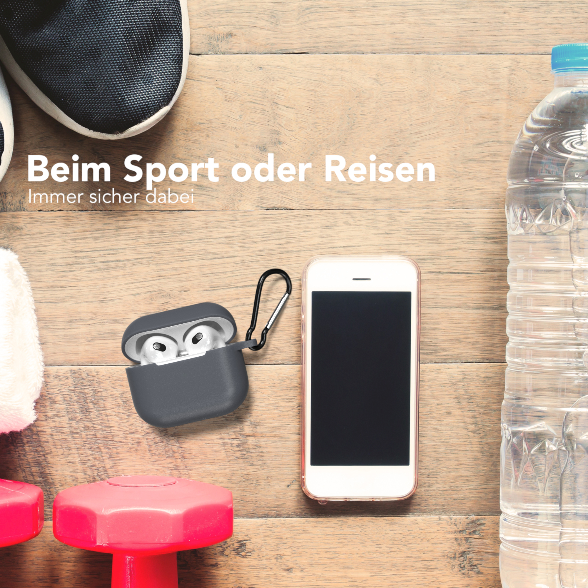 Ohrhörer in einem Etui, Telefon, Wasserflasche, Handtuch und Gewichte auf Holz.