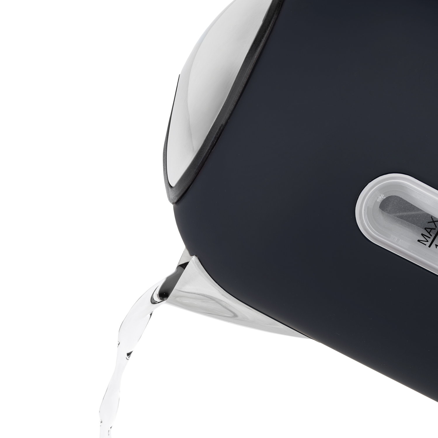 Niebiesko-czarny czajnik wylewający wodę ze srebrną pokrywą. Białe tło.