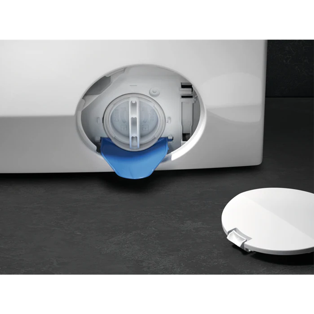 Biała pralka z otwartym dostępem do filtra, niebieskimi drzwiami i odłączoną białą pokrywą.