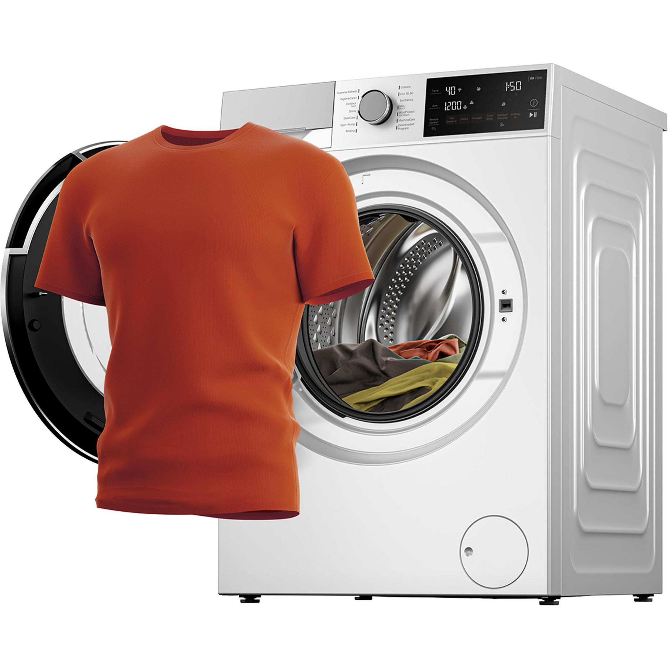 Eine weiße Waschmaschine mit offener Tür. Ein orangefarbenes T-Shirt befindet sich neben der Maschine.