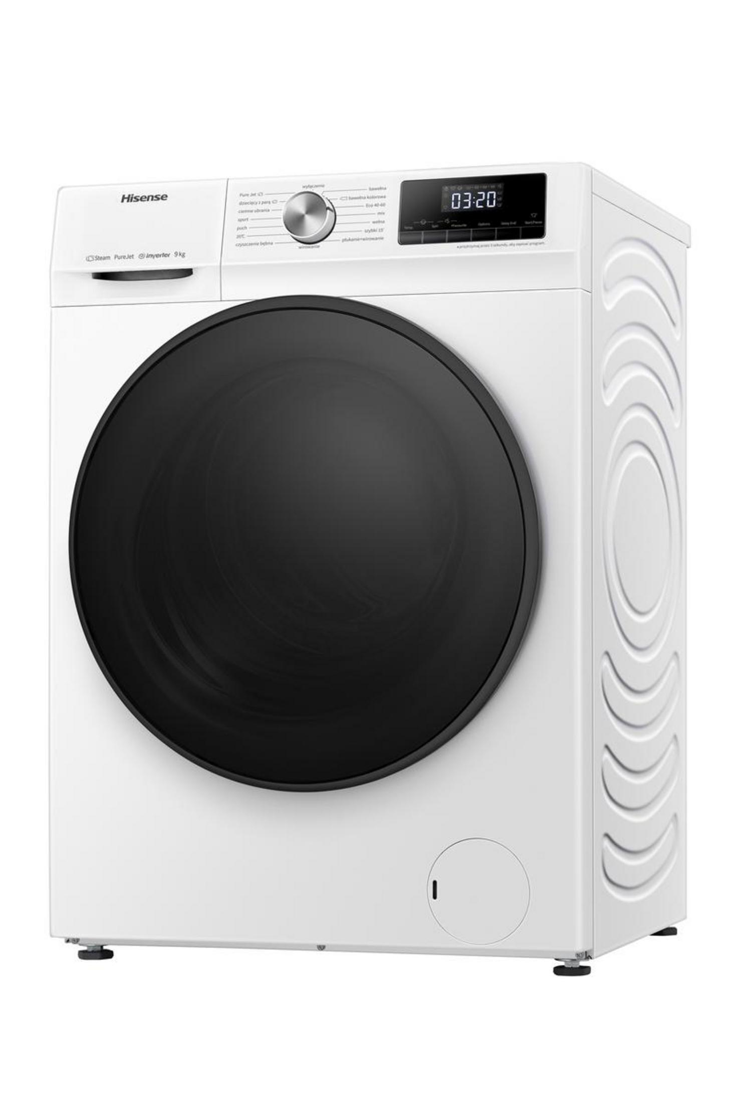 Una lavatrice Hisense bianca. Ha una grande porta nera e un pannello di controllo sulla parte superiore.