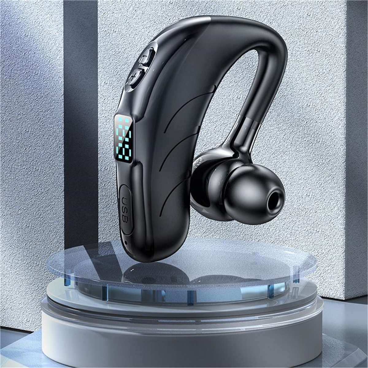 Schwarzes Bluetooth-Headset auf einem transparenten Ständer. Es hat einen Ohrhörer und ein gebogenes Design.