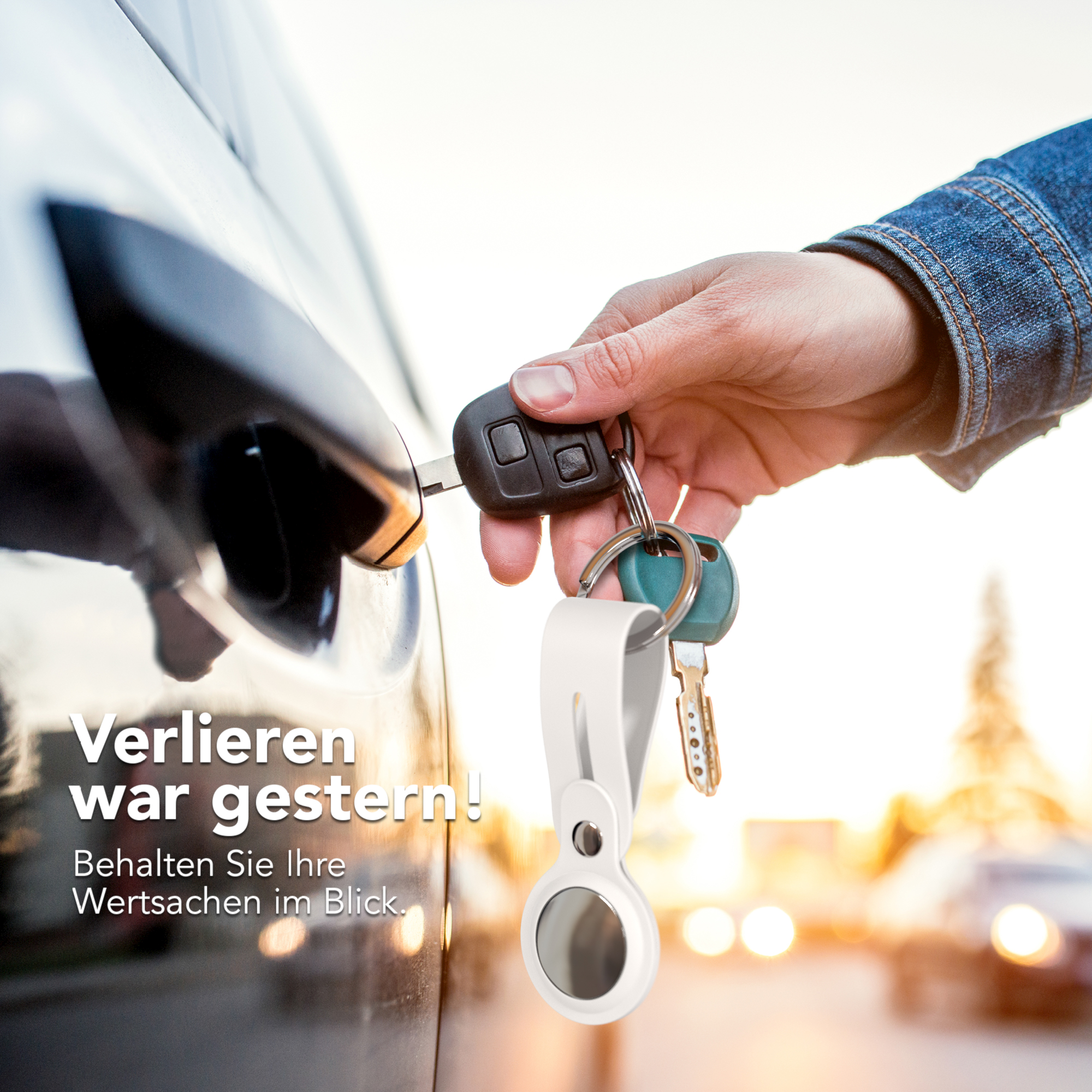 Hand, die einen Schlüssel in eine Autotür steckt, mit Schlüsselanhänger und einem Gegenstand.