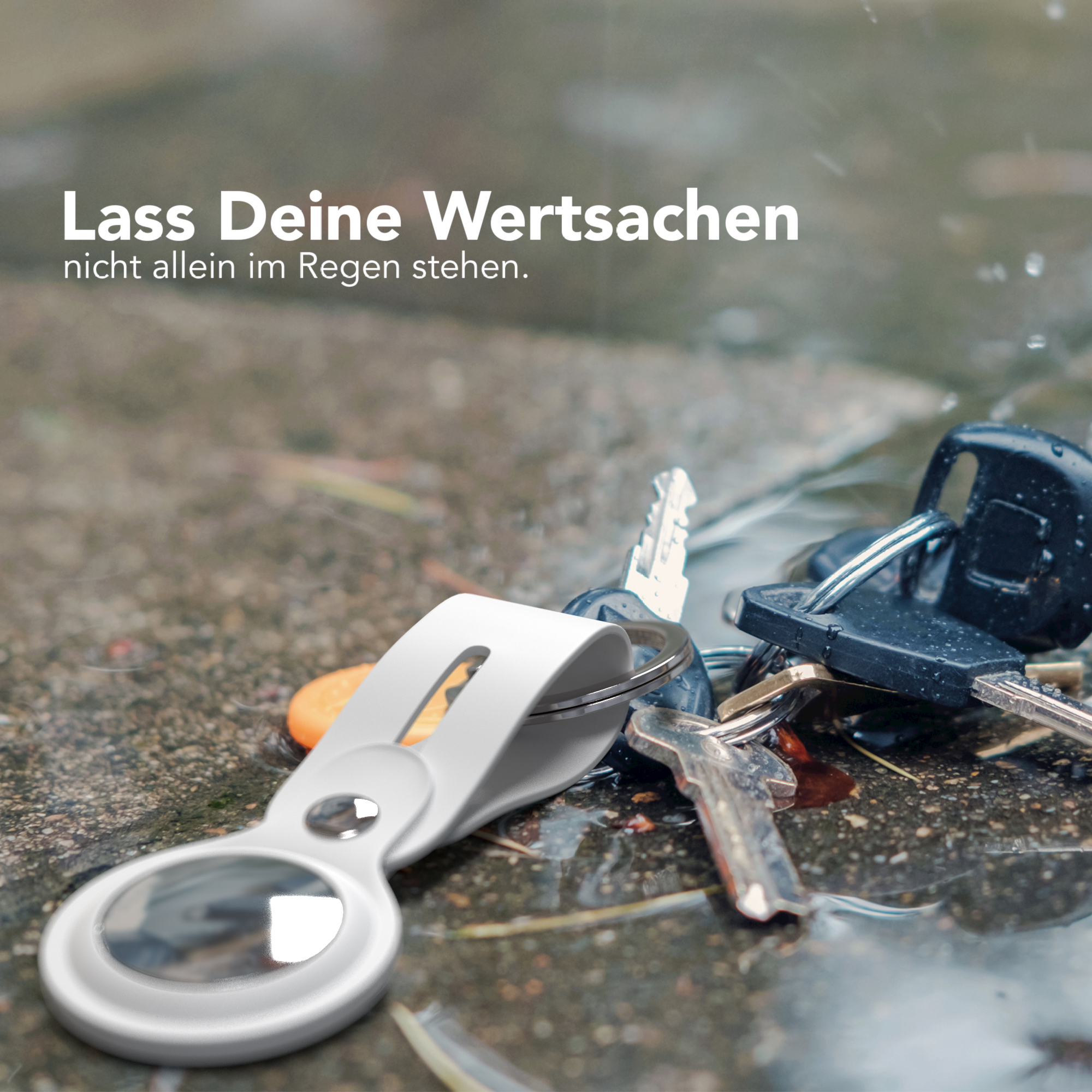 Schlüssel mit weißem Anhänger auf nasser Oberfläche im Regen.