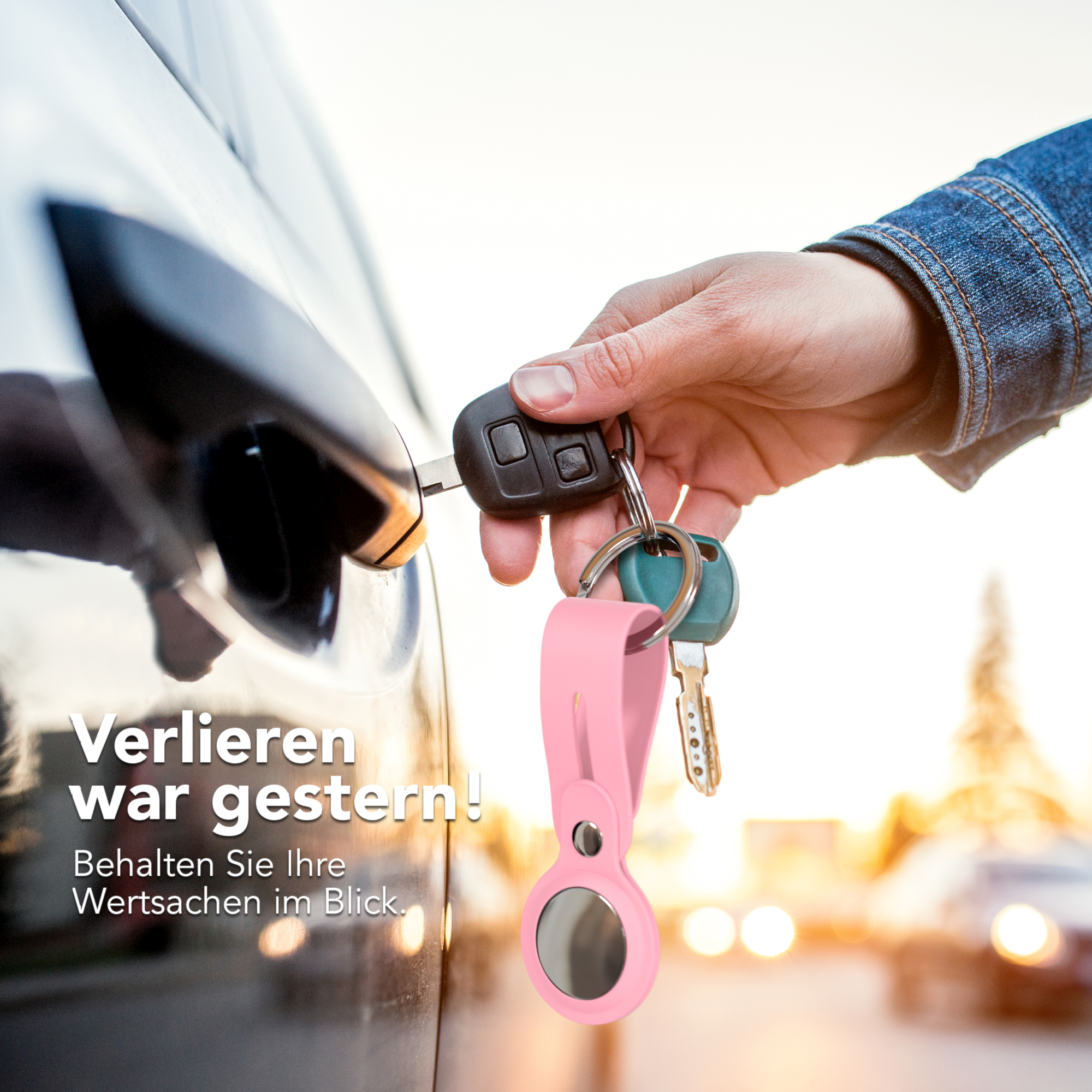 Eine Hand, die eine Autotür mit Schlüsseln und einem pinkfarbenen AirTag entriegelt. Hintergrund mit Auto und Sonnenuntergang.