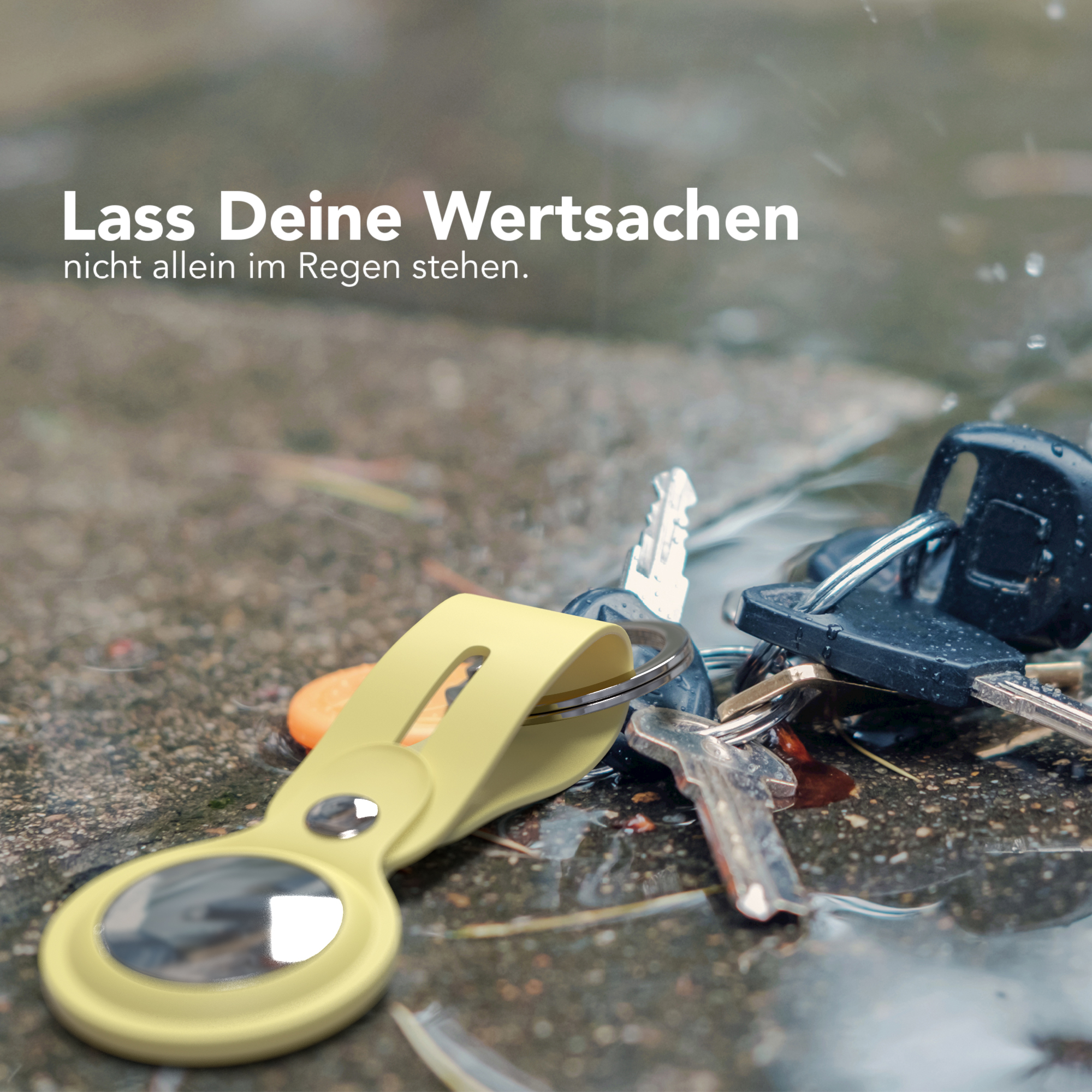 Schlüssel und ein gelber Anhänger liegen im Wasser, mit Regentropfen, was Wasserdichtigkeit suggeriert.