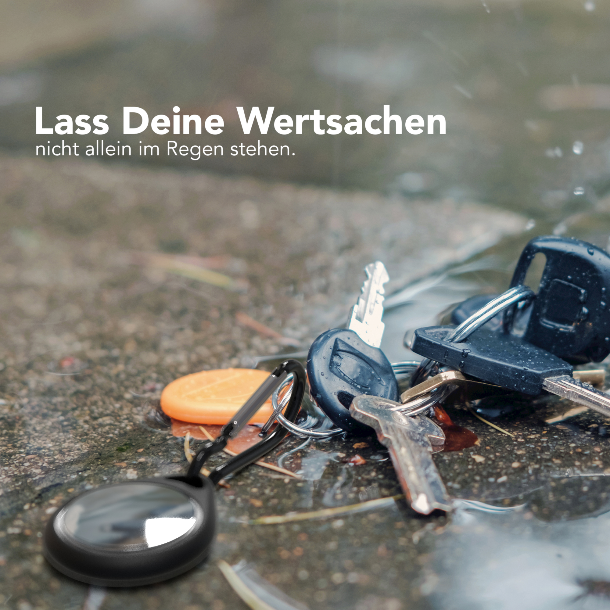 Schlüssel auf nassem Pflaster mit Tracker, ein Slogan auf Deutsch.