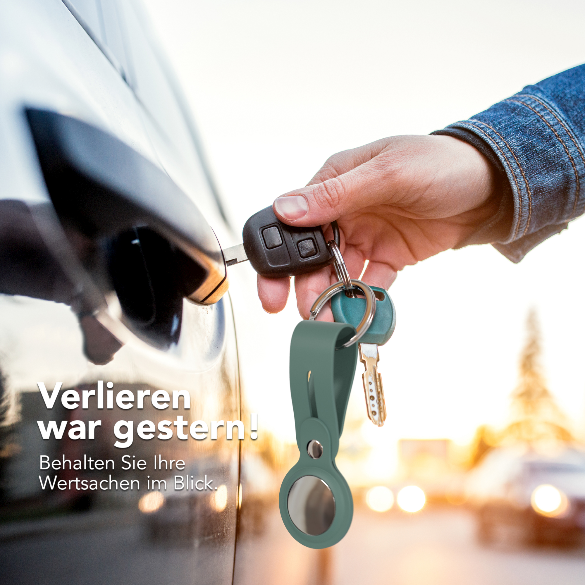 Eine Hand, die eine Autotür mit Schlüsseln entsperrt, die an einem grünen Anhänger befestigt sind.