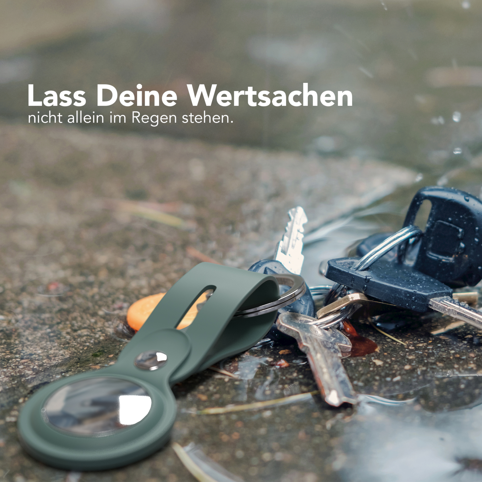 Schlüssel, Schlüsselanhänger und ein AirTag. Schlüssel sind auf Beton nass, Wassertropfen sichtbar.