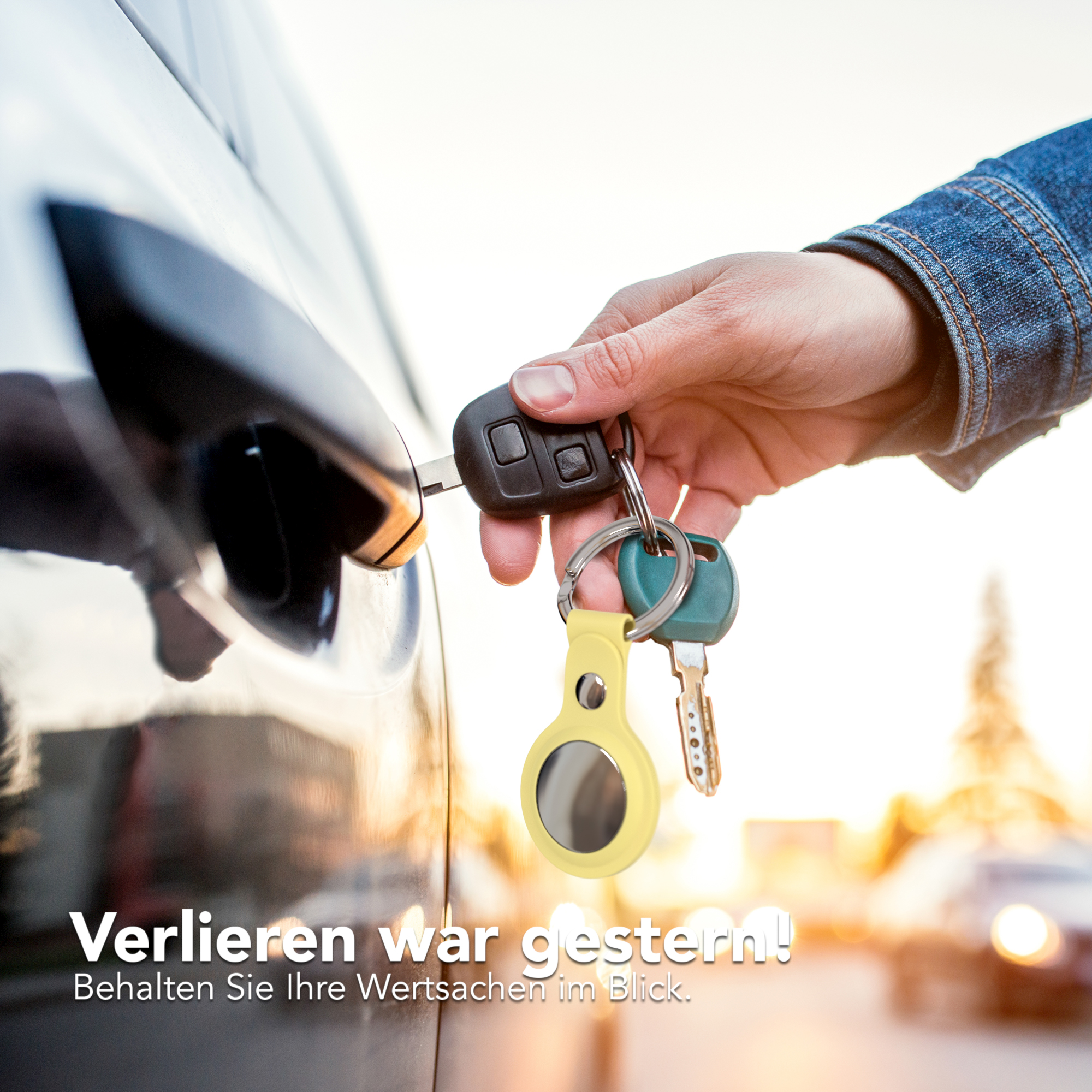 Eine Hand mit Schlüsseln öffnet eine Autotür, mit einem gelben AirTag und dem Text: Verlieren war gestern!