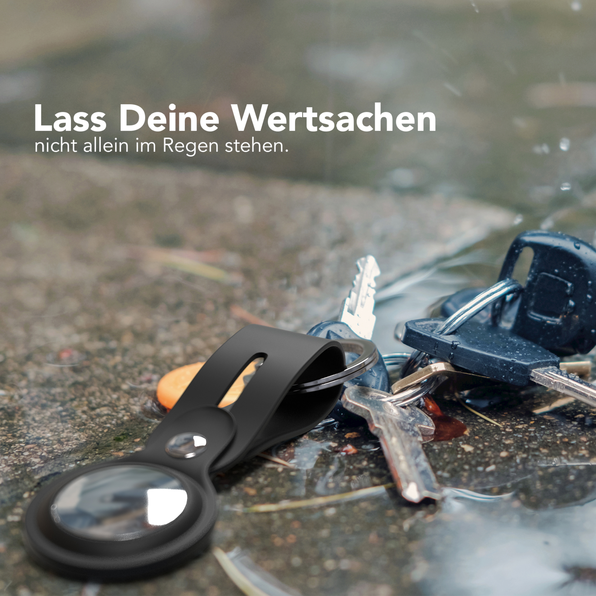 Schwarzer Schlüsselanhänger mit Schlüsseln im Regen.