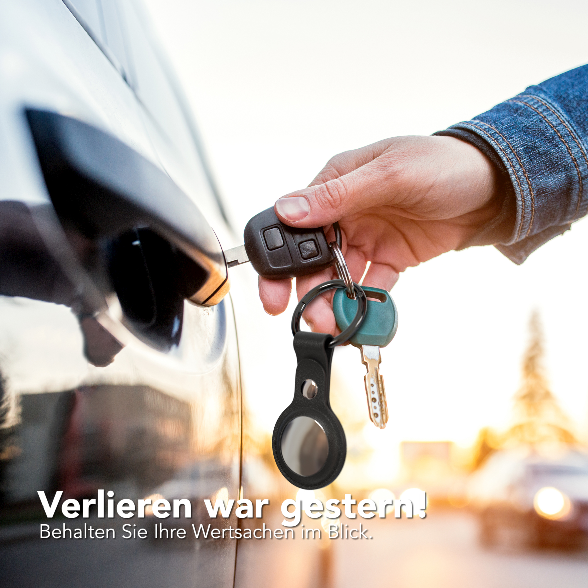 Hand steckt Schlüssel ins Auto. Schlüsselbund mit Schlüsseln und AirTag. Verschwommener Hintergrund.