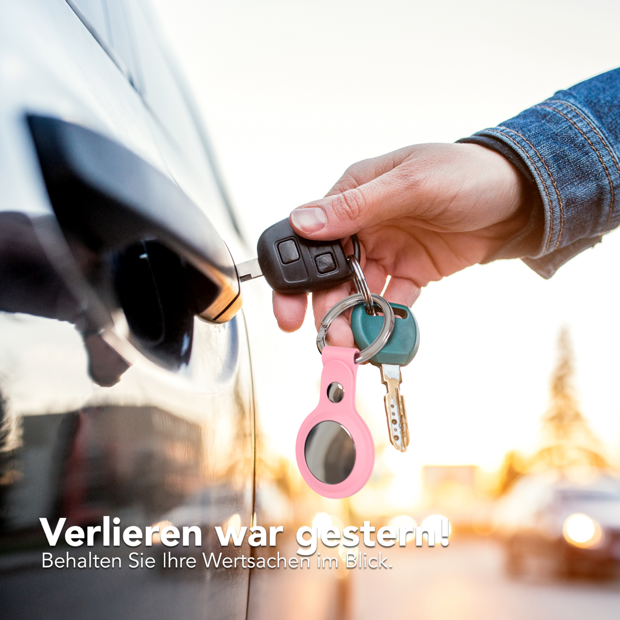 Eine Person hält Schlüssel und einen rosa Schlüsselanhänger neben einer Autotür.