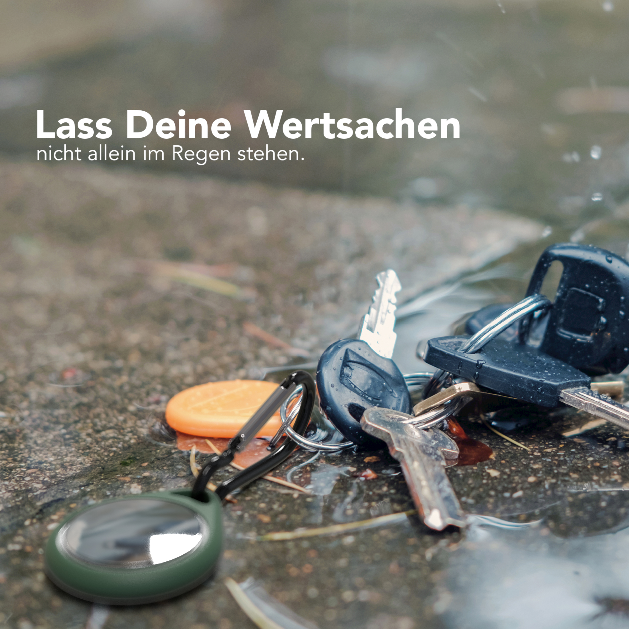 Schlüssel und Tracker im Regen auf nasser Oberfläche; Text: "Lass deine Wertsachen nicht allein im Regen."
