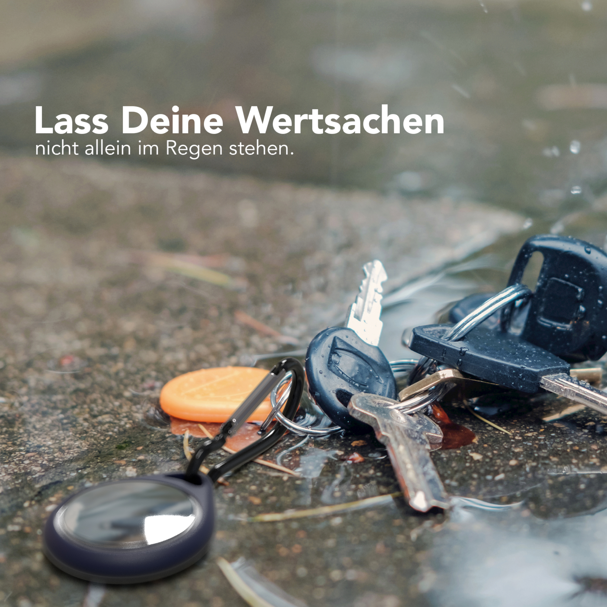 Schlüssel auf nasser Oberfläche im Regen, die Sicherheit von Wertgegenständen bewerben.