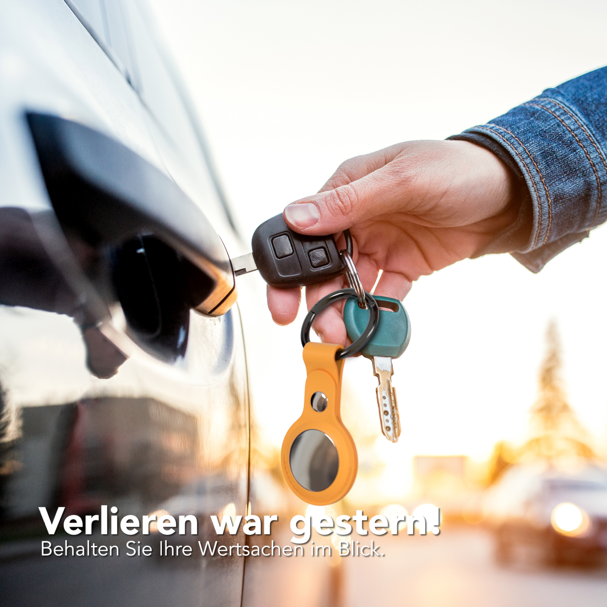 Eine Hand steckt einen Schlüssel in einen Autotürgriff, mit anderen Schlüsseln am Schlüsselbund.