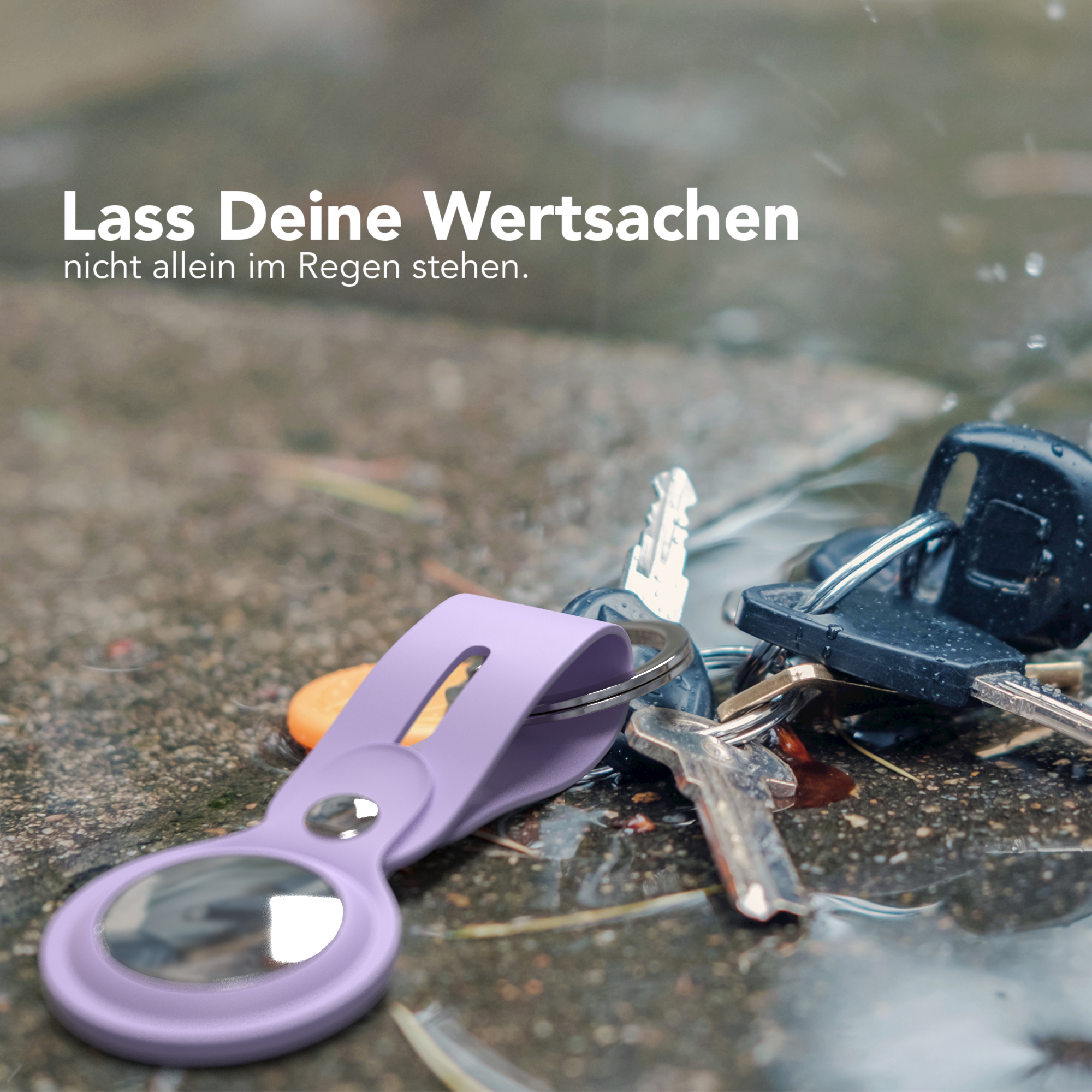 Schlüssel mit einem lila AirTag im Regen auf nassem Steinboden.