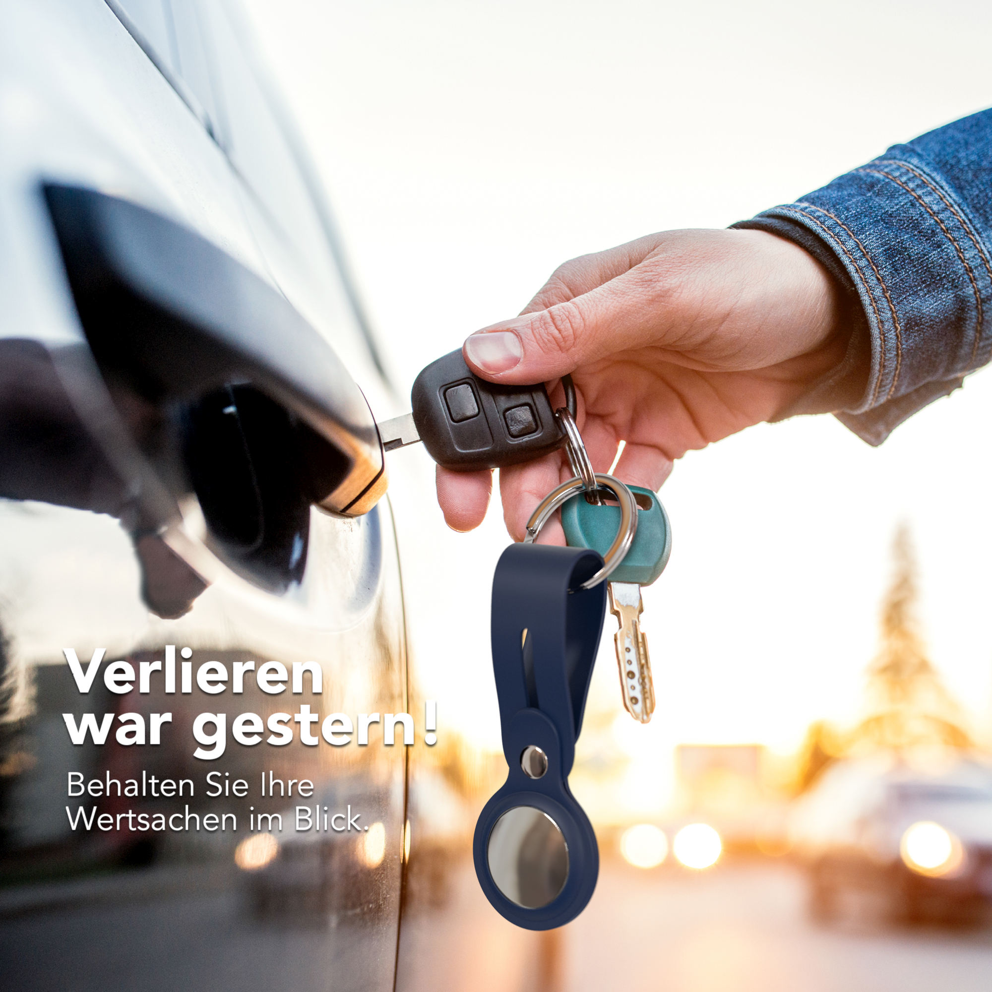 Hand entriegelt Autotür mit Schlüsseln. Ein blaues Gerät ist an den Schlüsseln befestigt. Verschwommener Hintergrund.