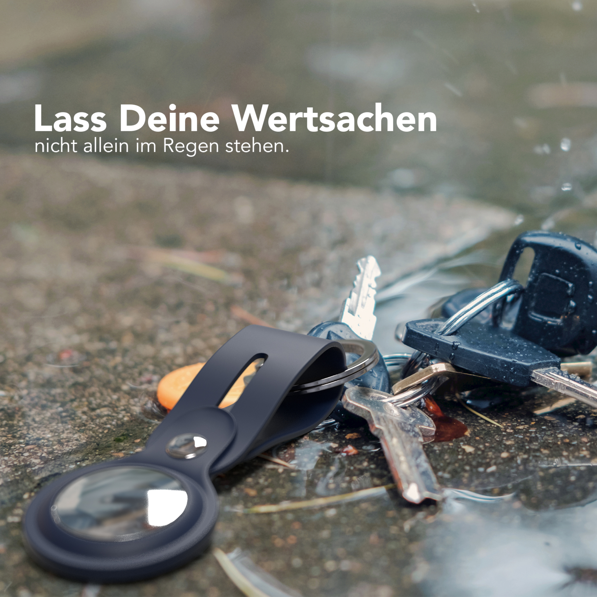 Schlüssel und Tracker auf nasser Oberfläche. Szene deutet auf Regen hin.