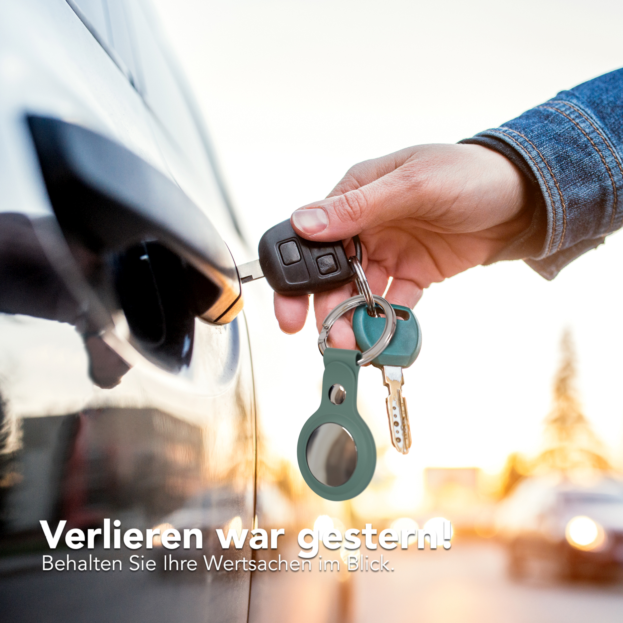 Eine Hand, die einen Schlüssel in eine Autotür steckt, mit Schlüsseln an einem Ring. Fokus auf Sichtbarkeit.