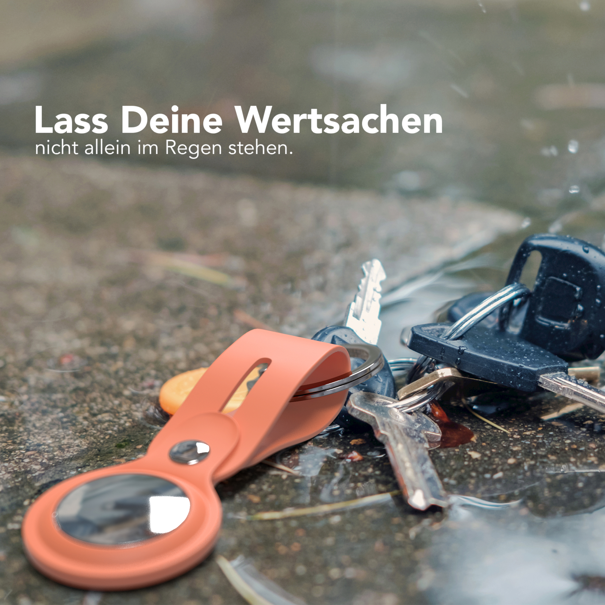 Schlüssel mit einem korallenfarbenen Anhänger liegen auf nassem Untergrund. Text: Lass Deine Wertsachen nicht allein im Regen.