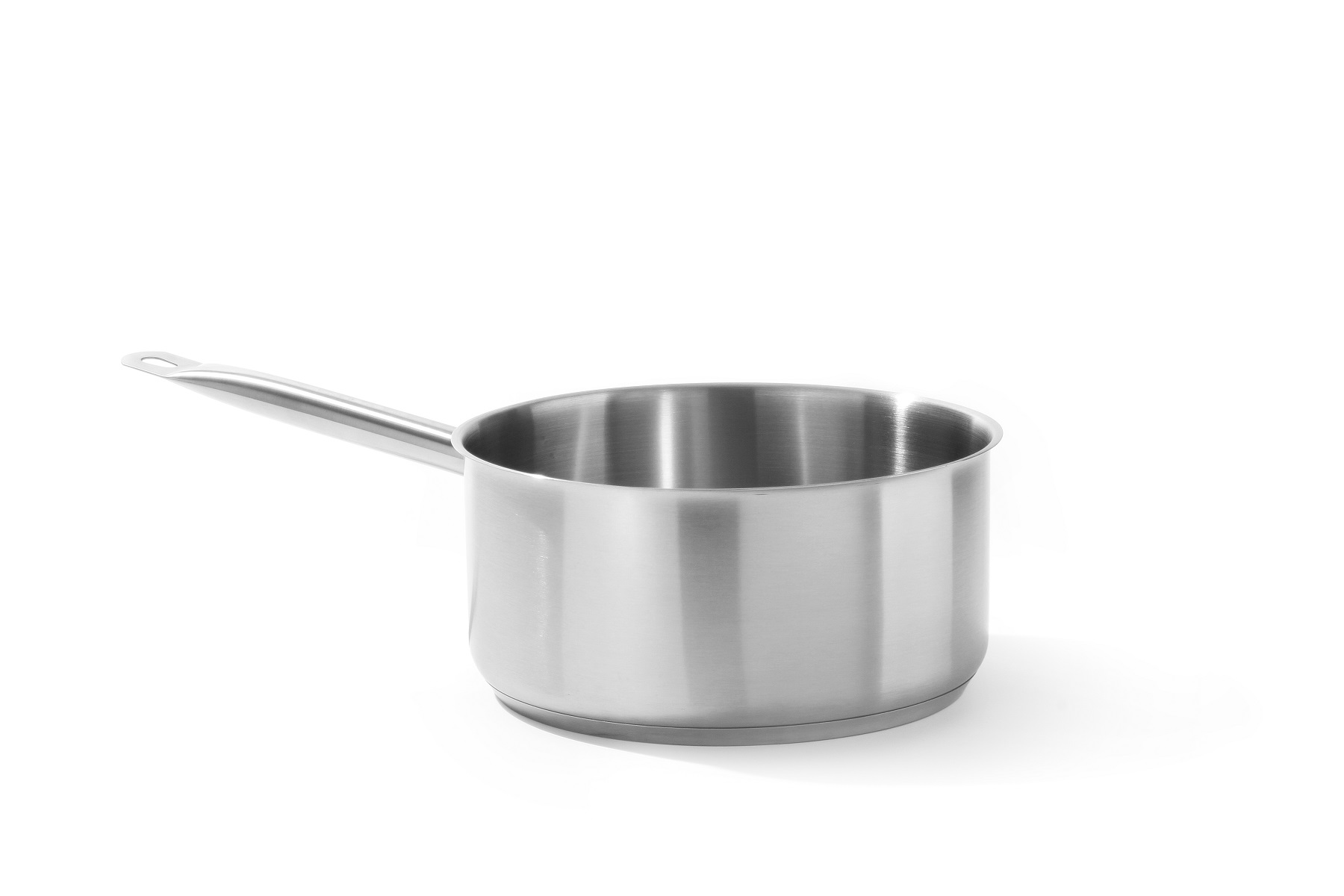 Casseruola in acciaio inossidabile con manico. È su sfondo bianco, senza contenuto all'interno.