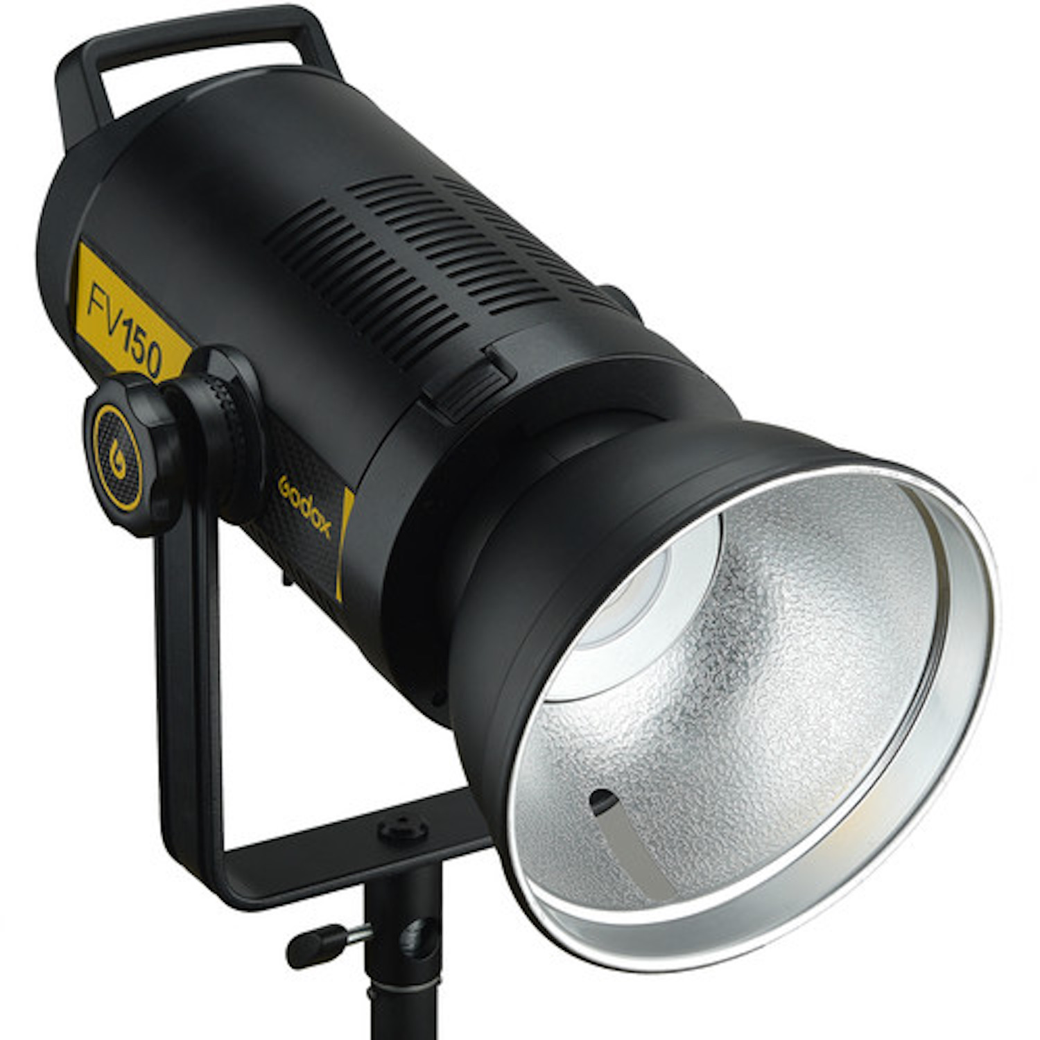 Ein schwarz-gelbes Godox FV150 Licht mit silbernem Reflektor, montiert auf einem Stativ.