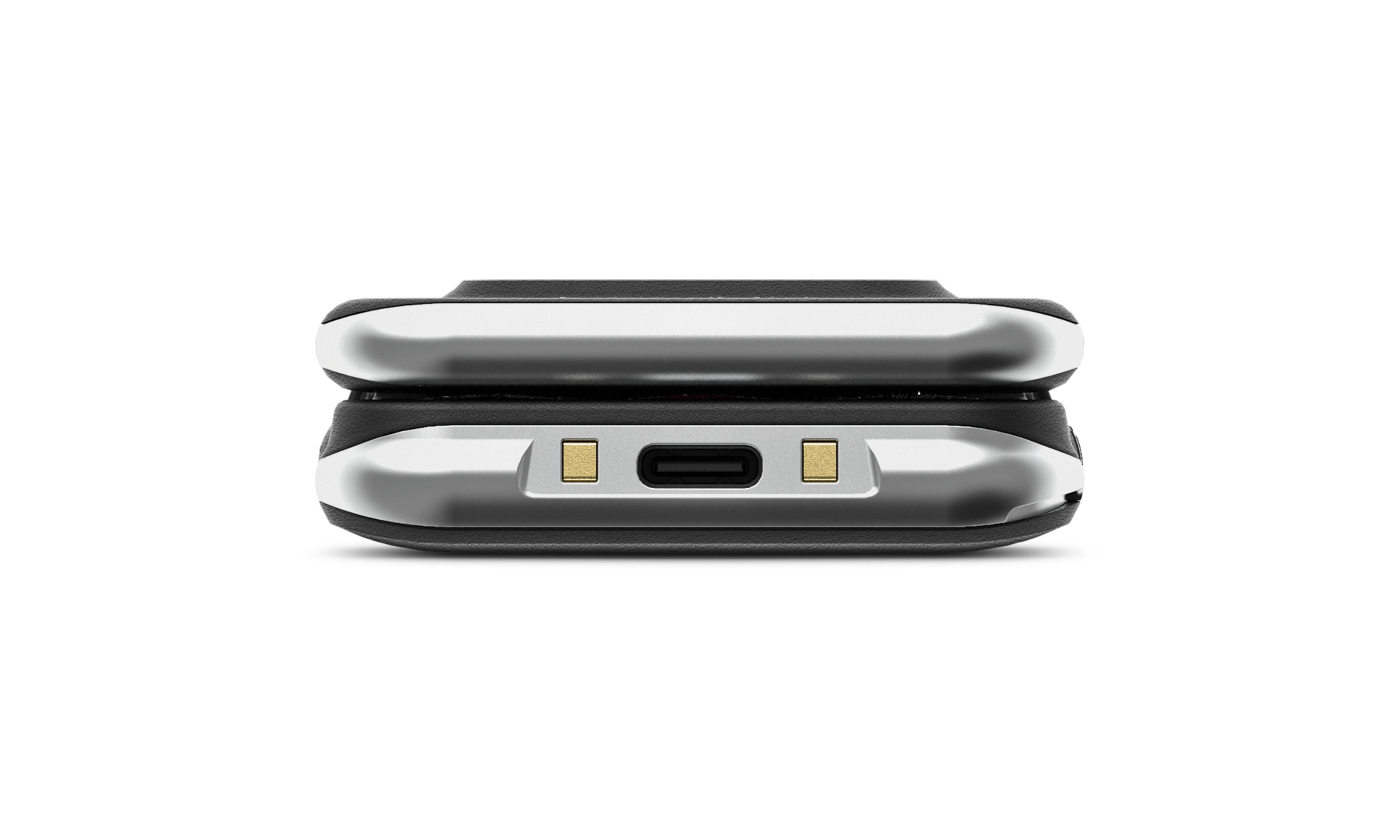 Parte inferior de dispositivo plateada con puerto USB-C y conectores dorados.