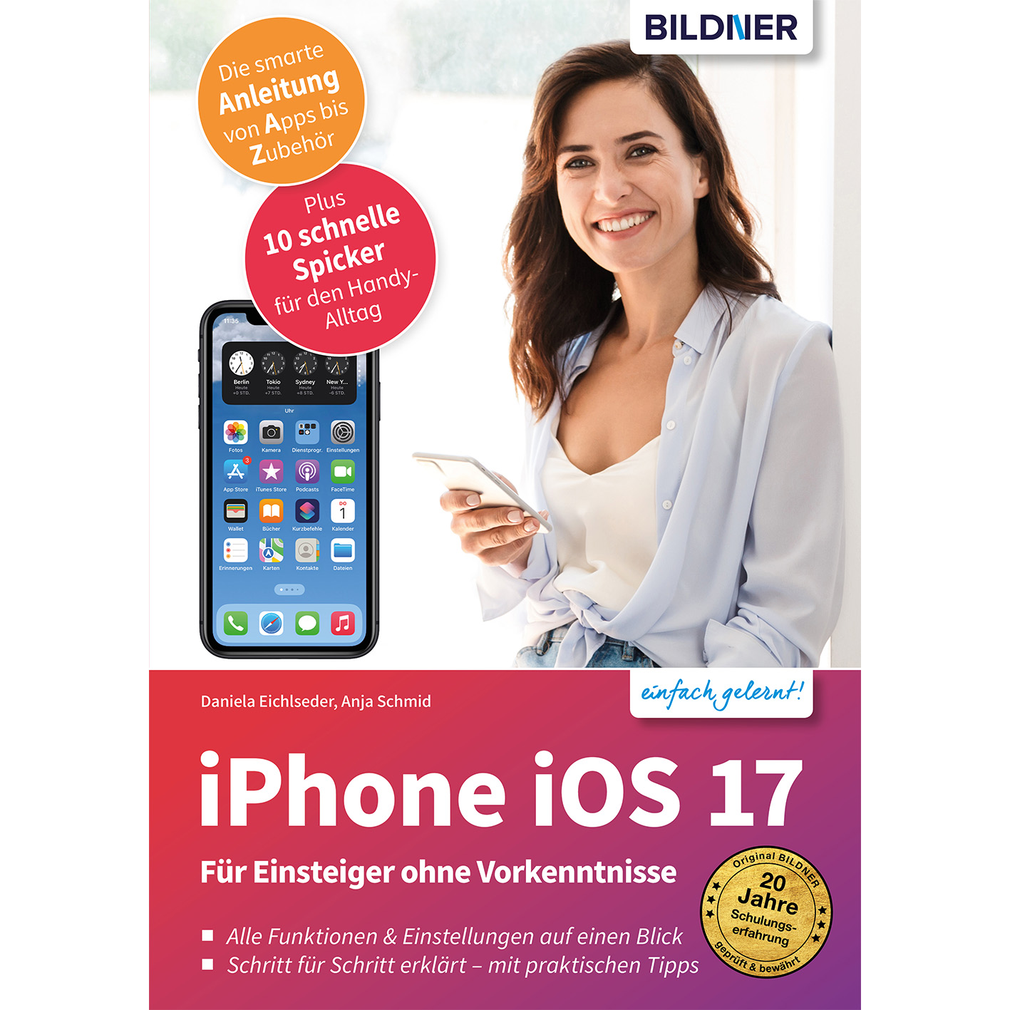 Lächelnde Frau, hält Telefon, und ein Buch mit dem Titel iPhone iOS 17 für Anfänger.
