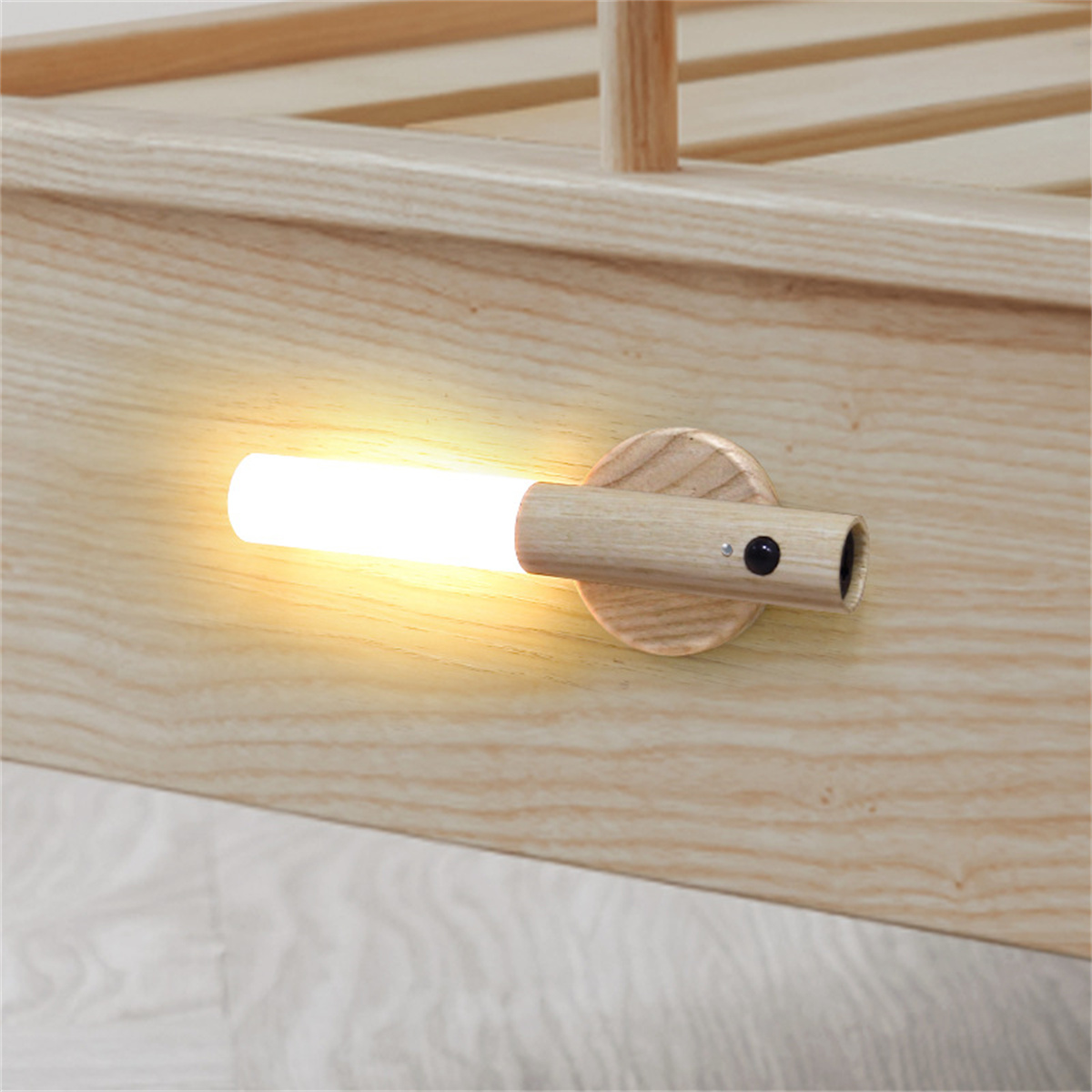 Ein Bettrahmen mit einem montierten, beleuchteten Lichtstab.
