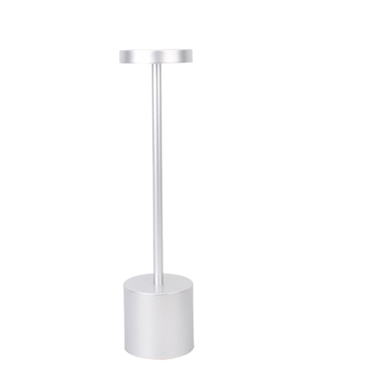 Eine silberne, zylindrische Tischlampe mit rundem Sockel und scheibenförmigem Oberteil, vor weißem Hintergrund.