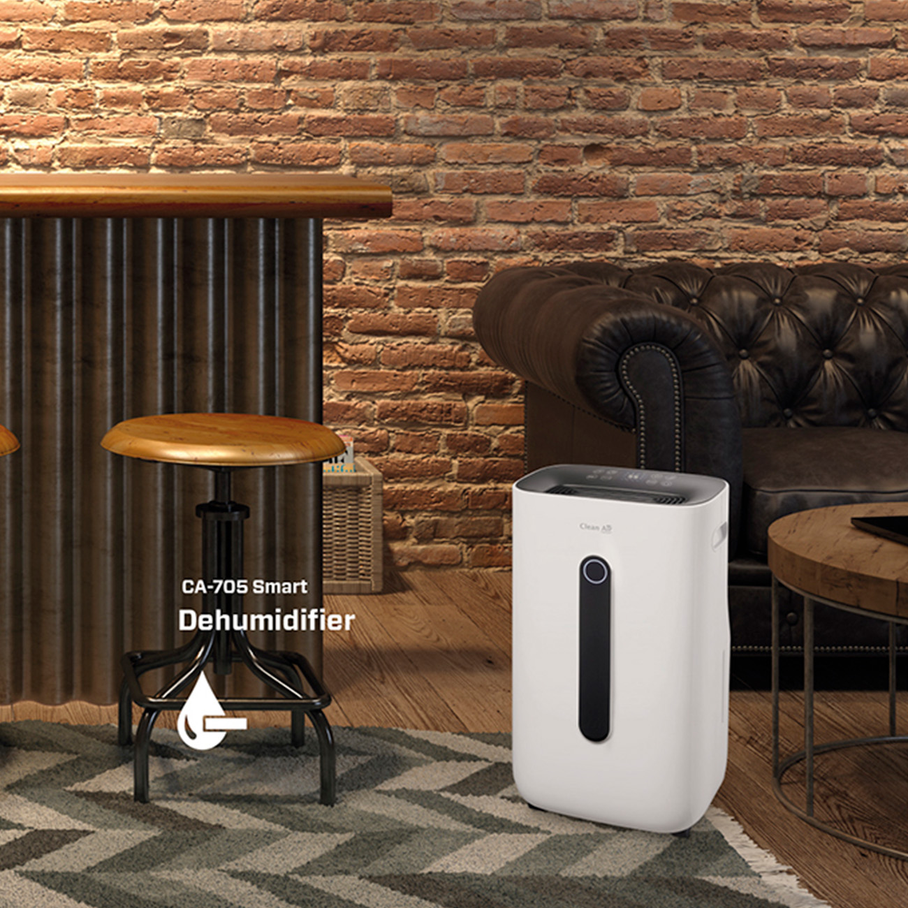 Witte luchtontvochtiger op houten vloer, bakstenen muur op de achtergrond. Kruk met CA-705 Smart tekst.