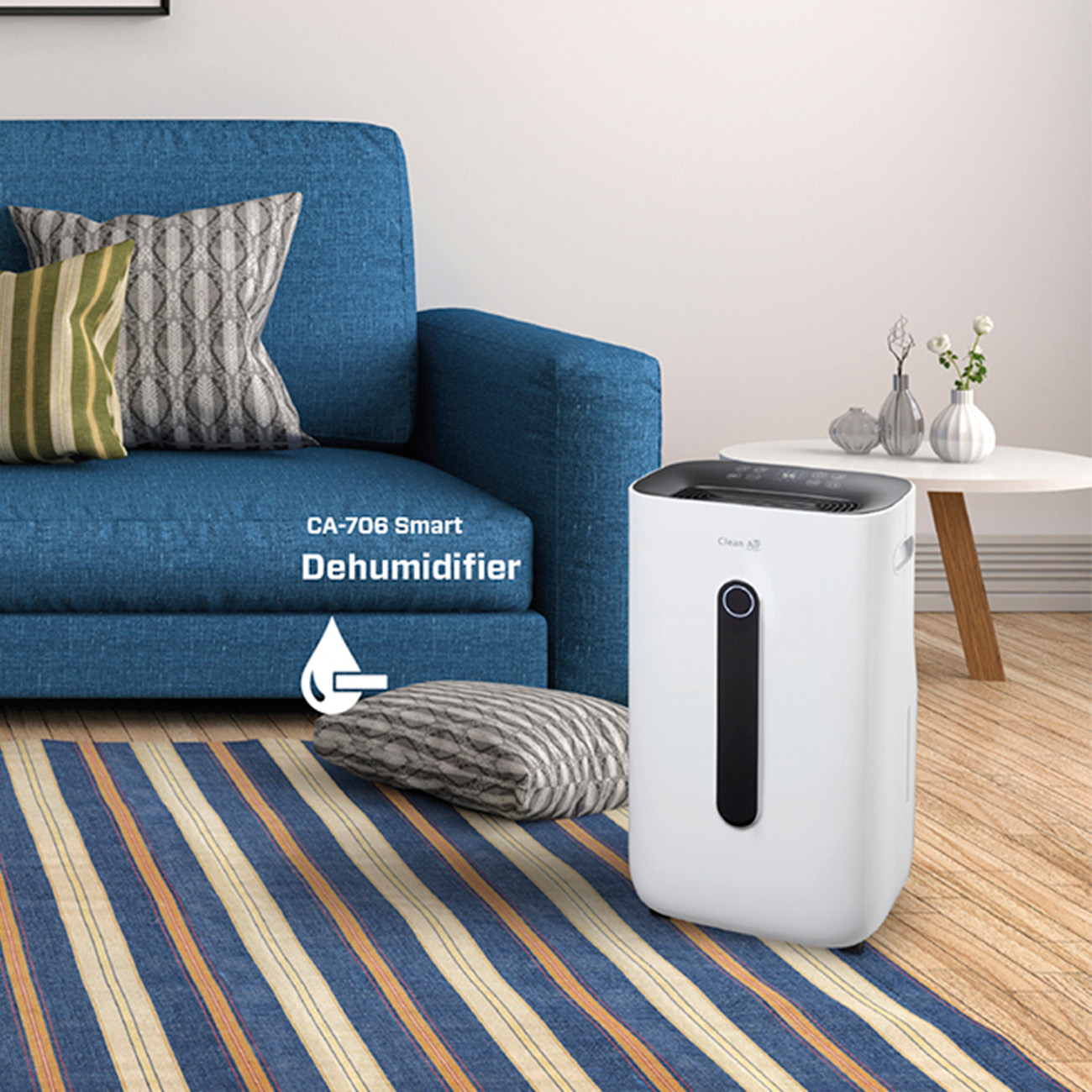 Een witte ontvochtiger naast een blauwe bank en een patroonkleed. Clean Air CA-706 zichtbaar.